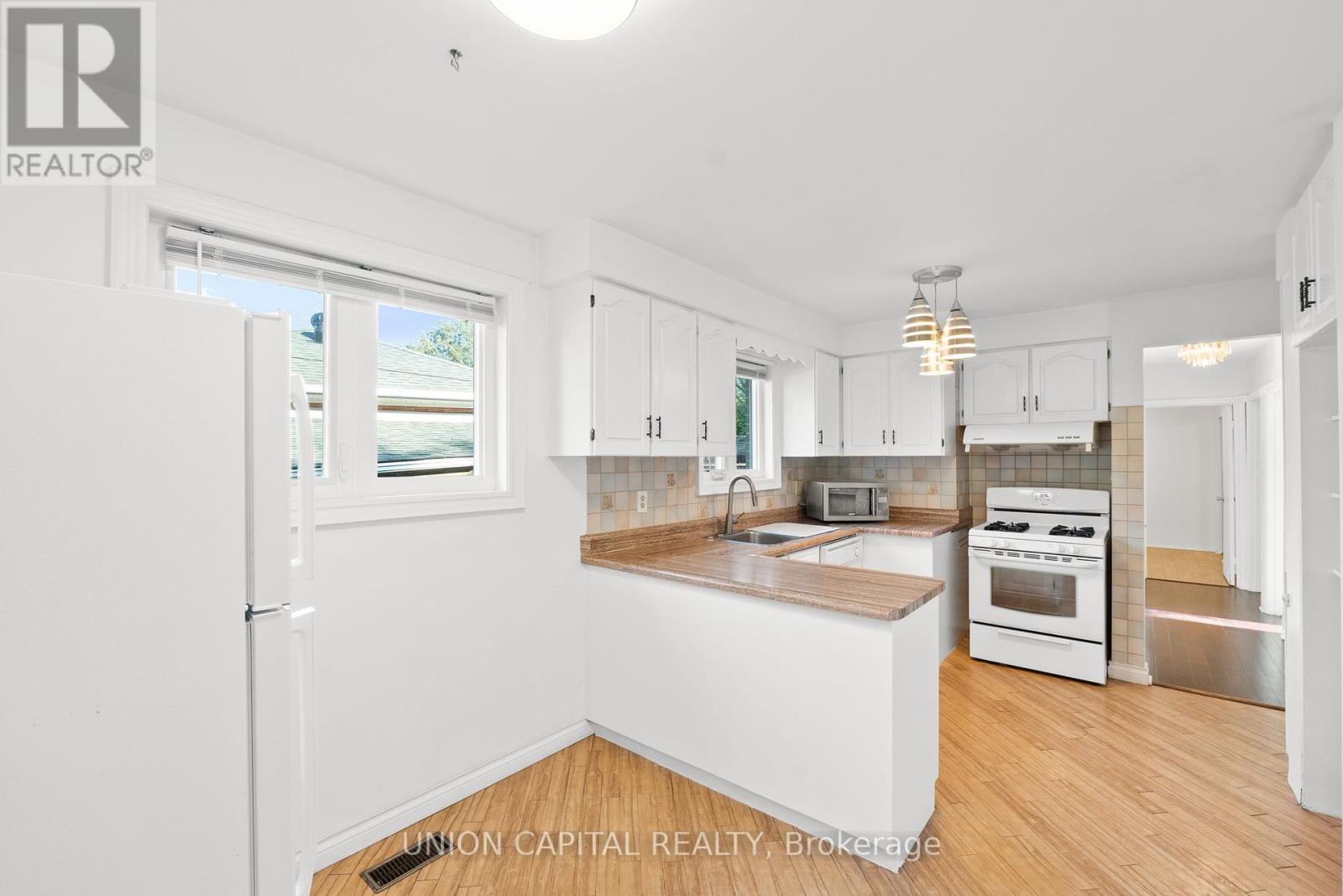 Photo 12 of Main 414 Oceanside Avenue, Richmond Hill ON