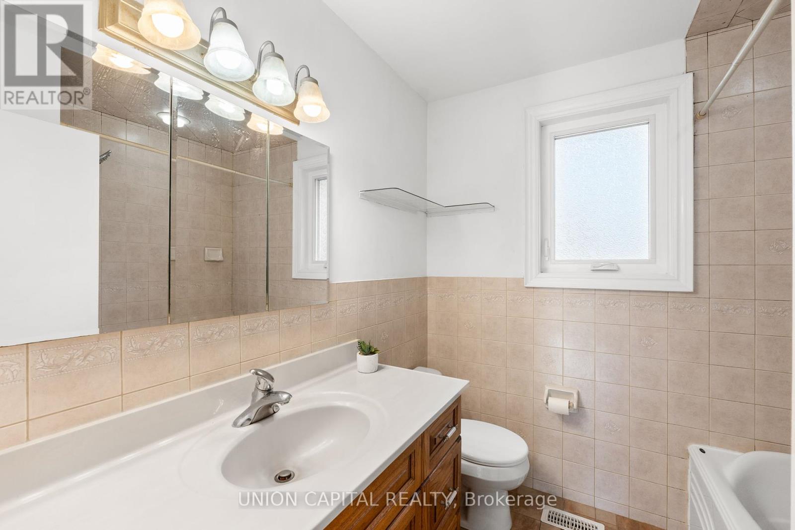 Photo 18 of Main 414 Oceanside Avenue, Richmond Hill ON