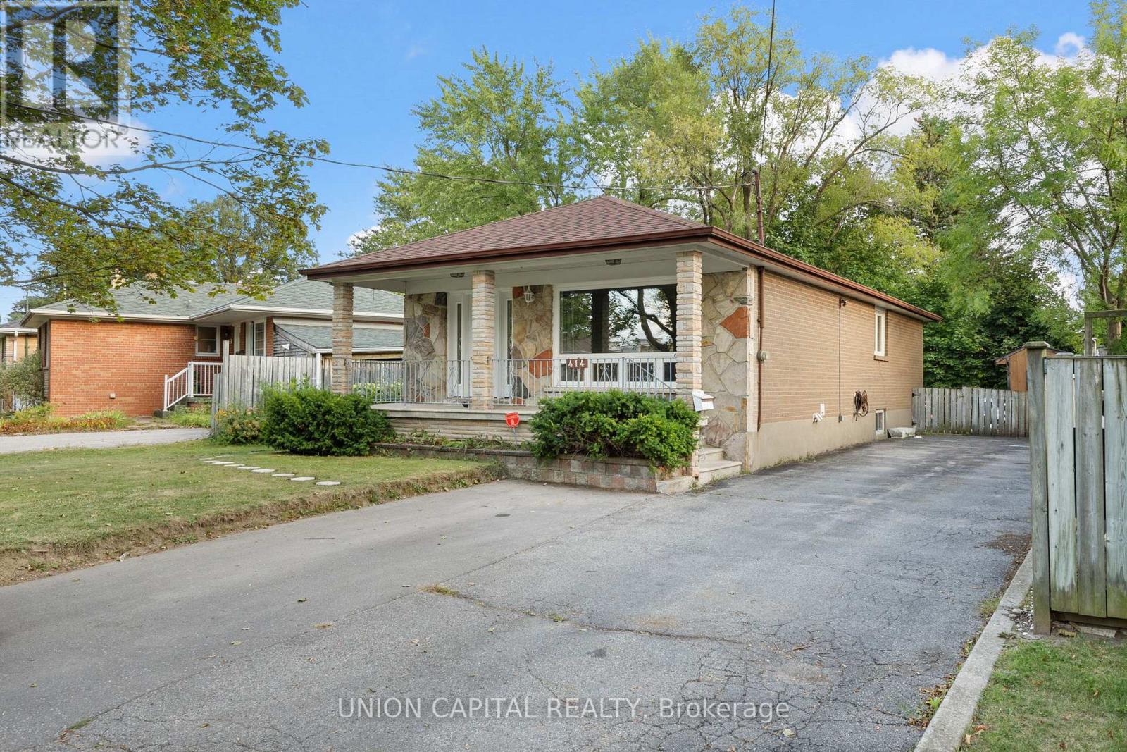Photo 2 of Main 414 Oceanside Avenue, Richmond Hill ON