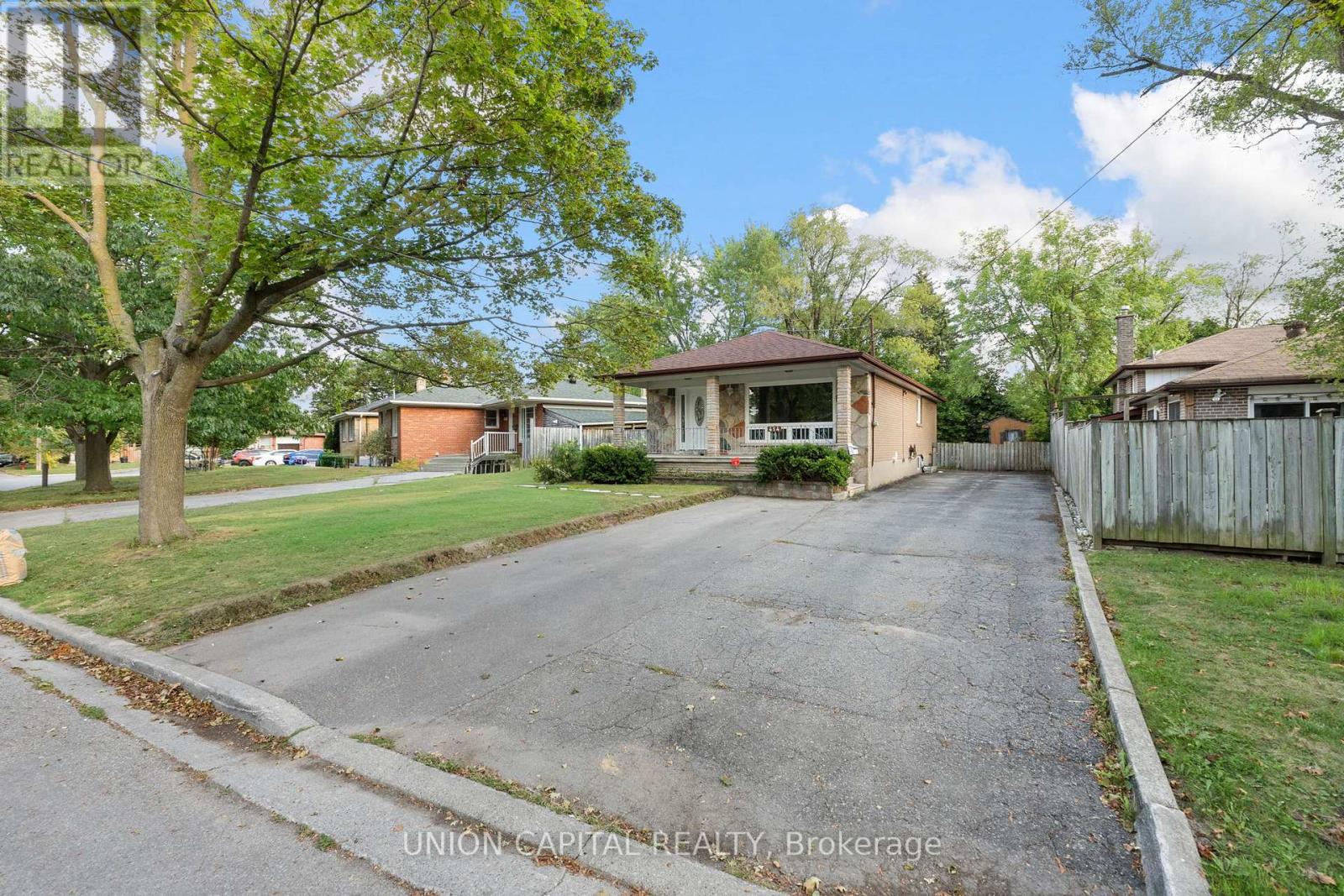 Photo 4 of Main 414 Oceanside Avenue, Richmond Hill ON