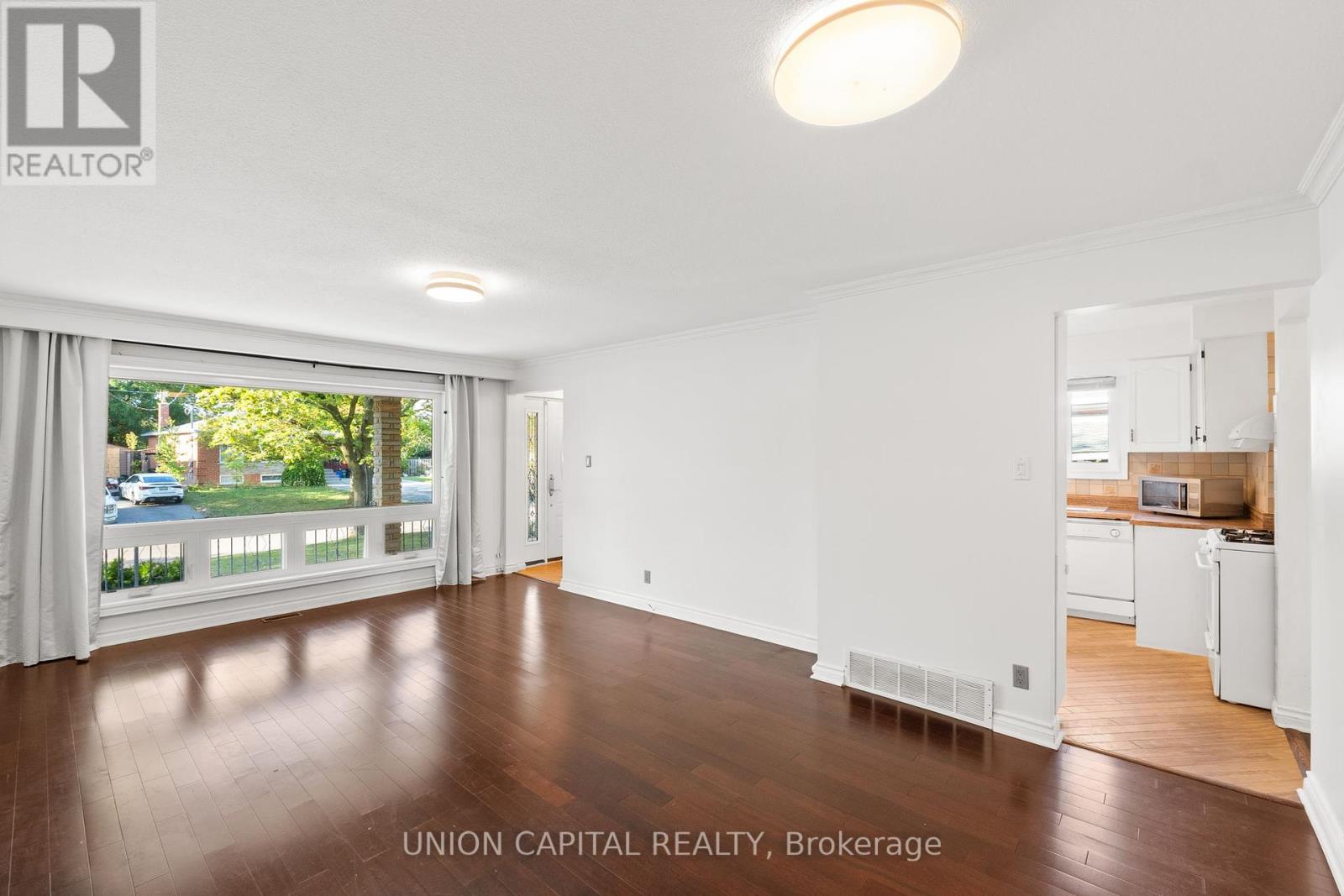 Photo 8 of Main 414 Oceanside Avenue, Richmond Hill ON