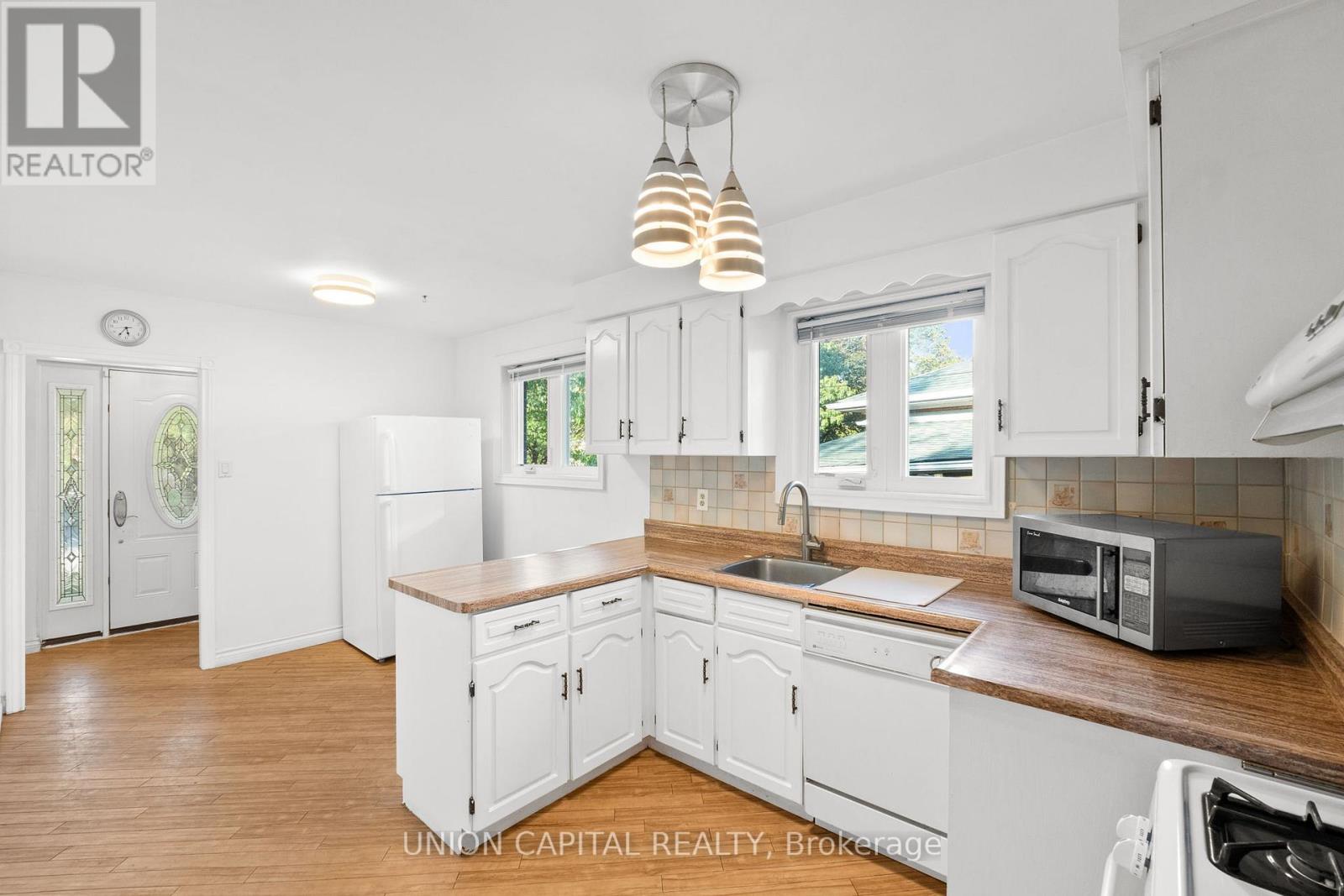 Photo 9 of Main 414 Oceanside Avenue, Richmond Hill ON