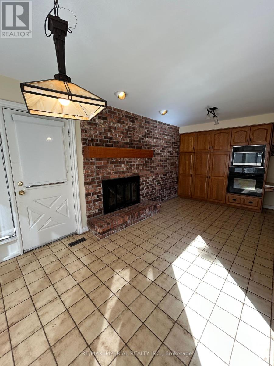 Photo 10 of 7 Dodie Street, Aurora ON