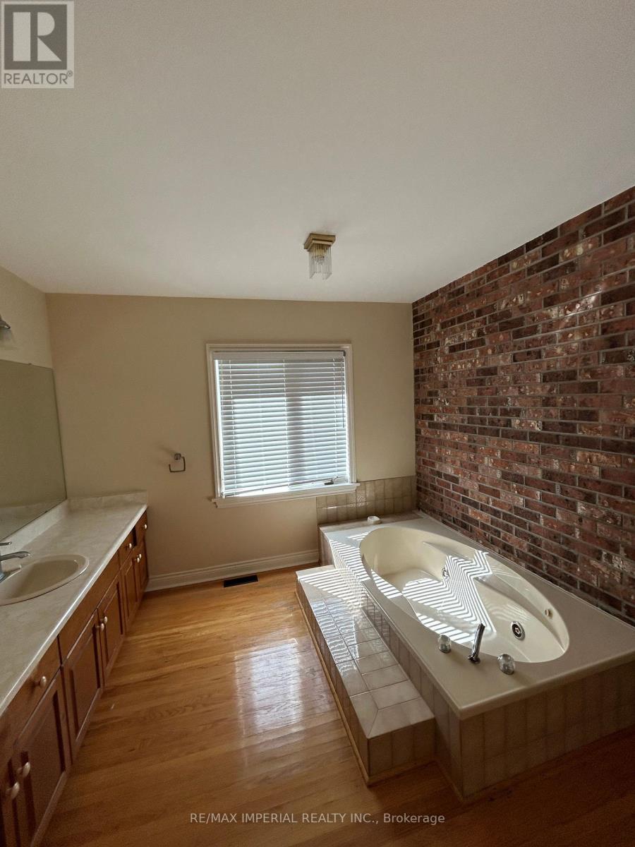 Photo 16 of 7 Dodie Street, Aurora ON