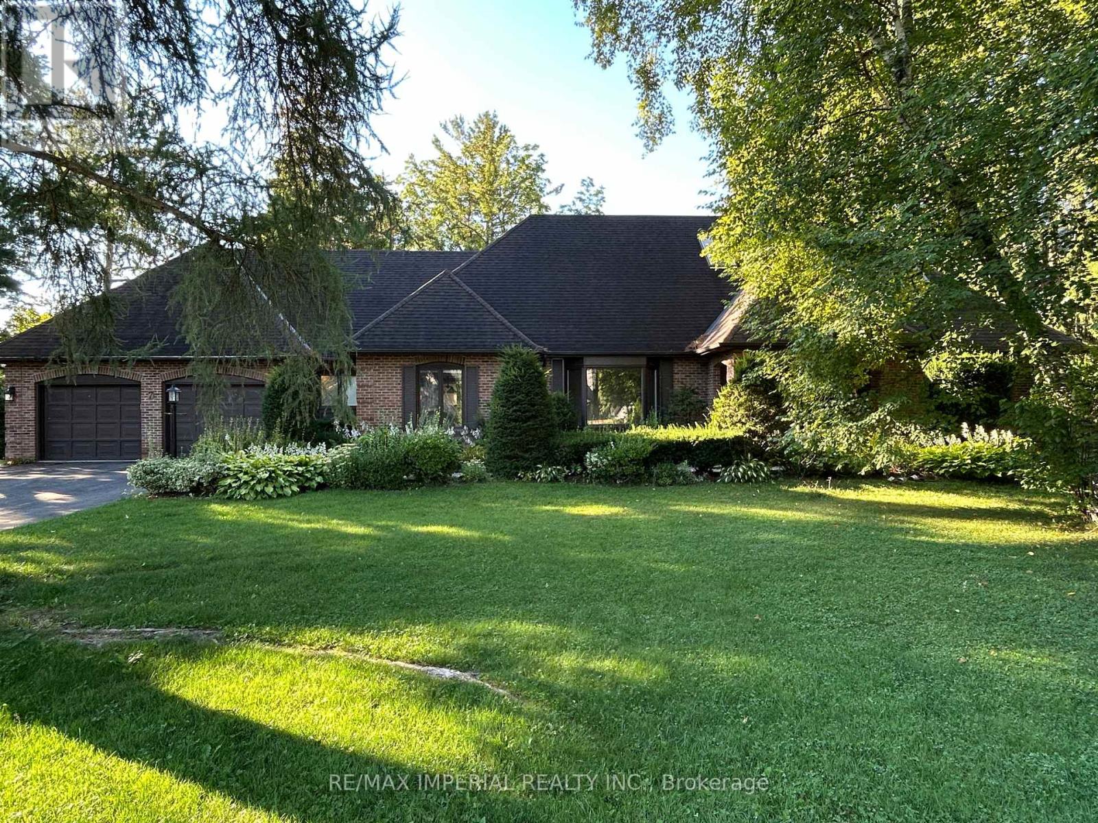 Photo 2 of 7 Dodie Street, Aurora ON