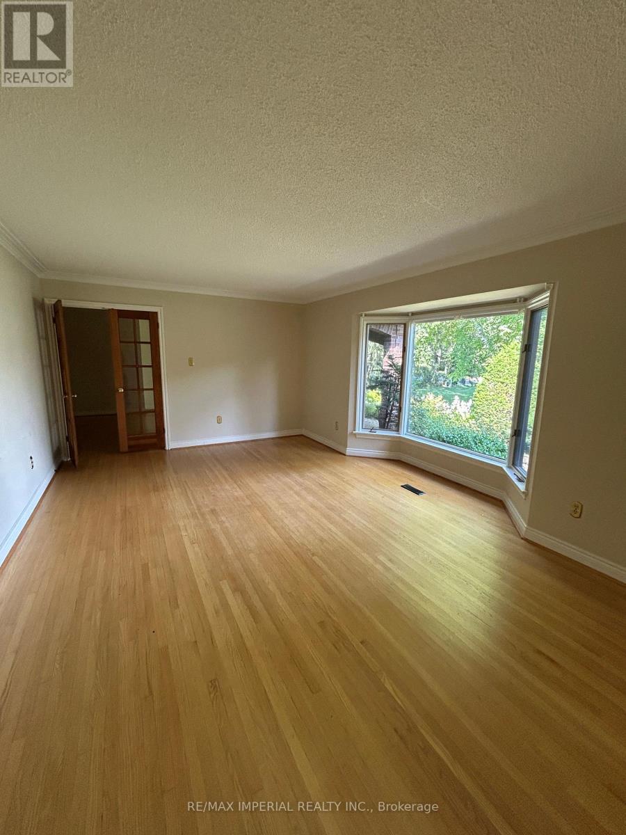 Photo 5 of 7 Dodie Street, Aurora ON