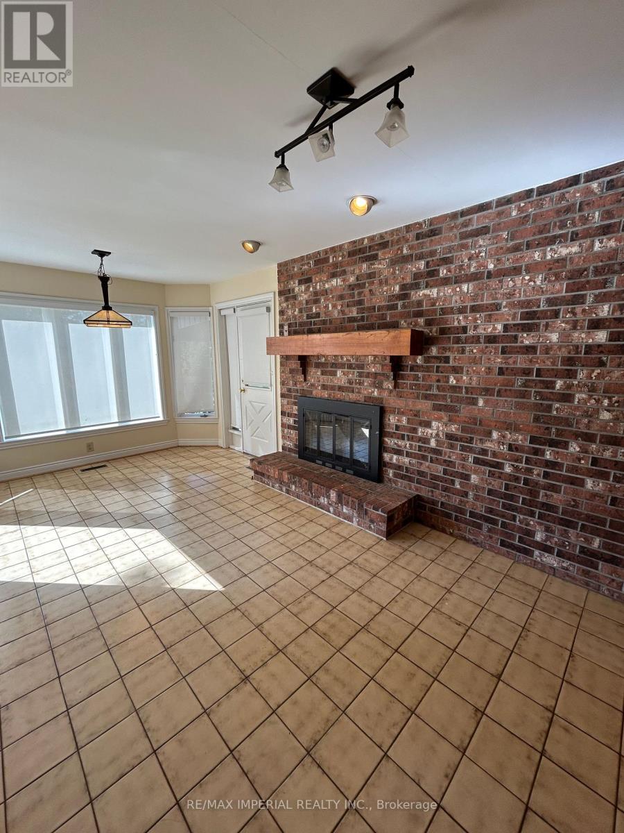 Photo 9 of 7 Dodie Street, Aurora ON
