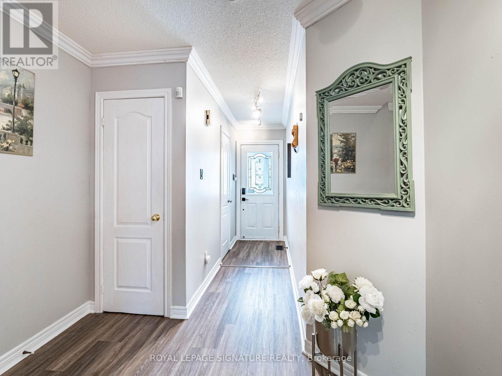 Photo 11 of 152 Lindenshire Avenue, Vaughan ON