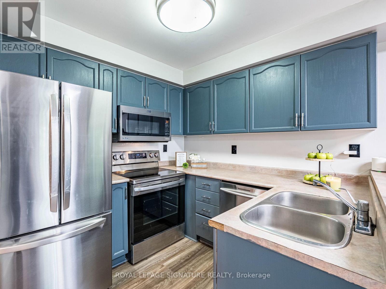 Photo 12 of 152 Lindenshire Avenue, Vaughan ON