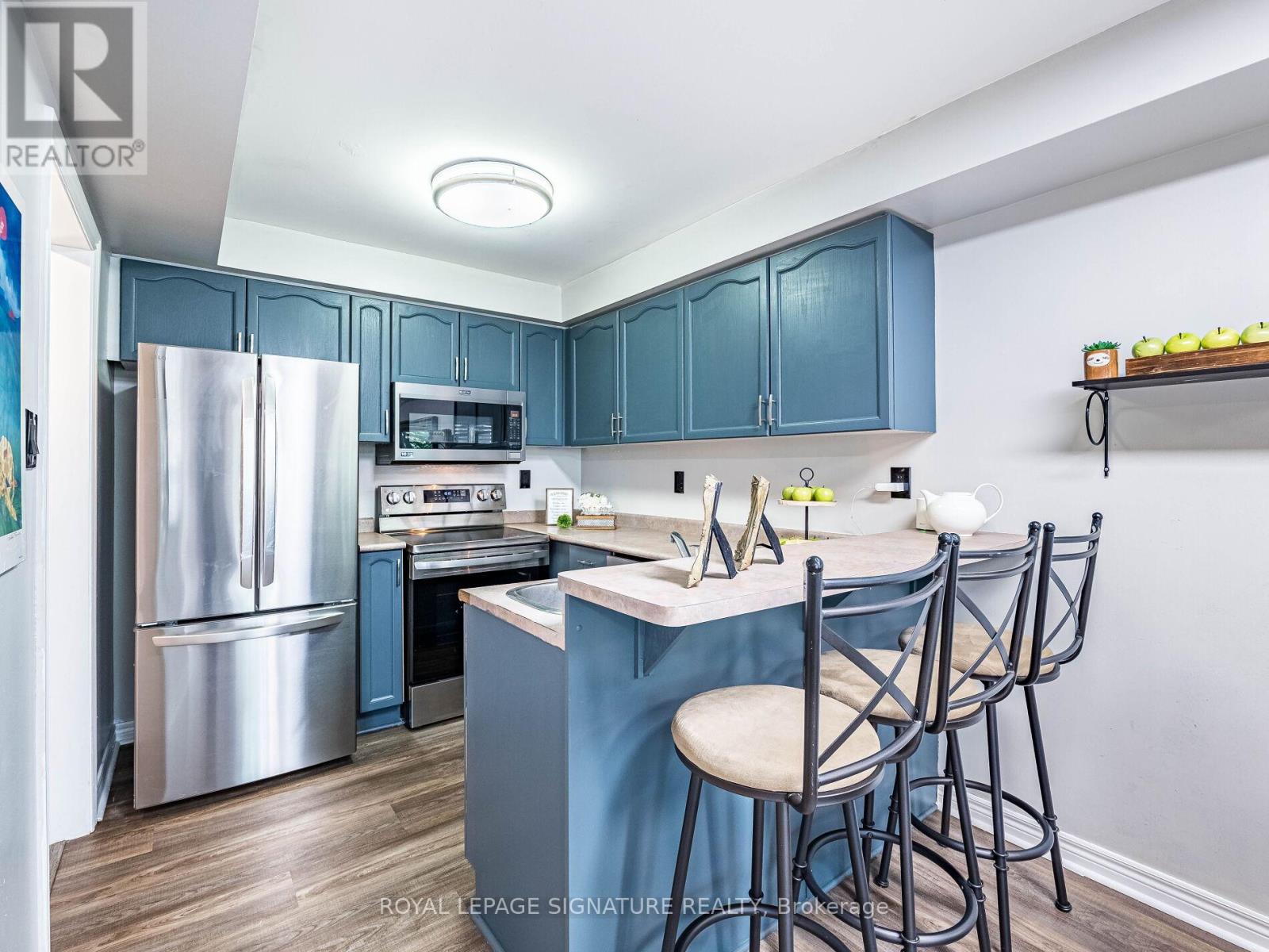 Photo 13 of 152 Lindenshire Avenue, Vaughan ON