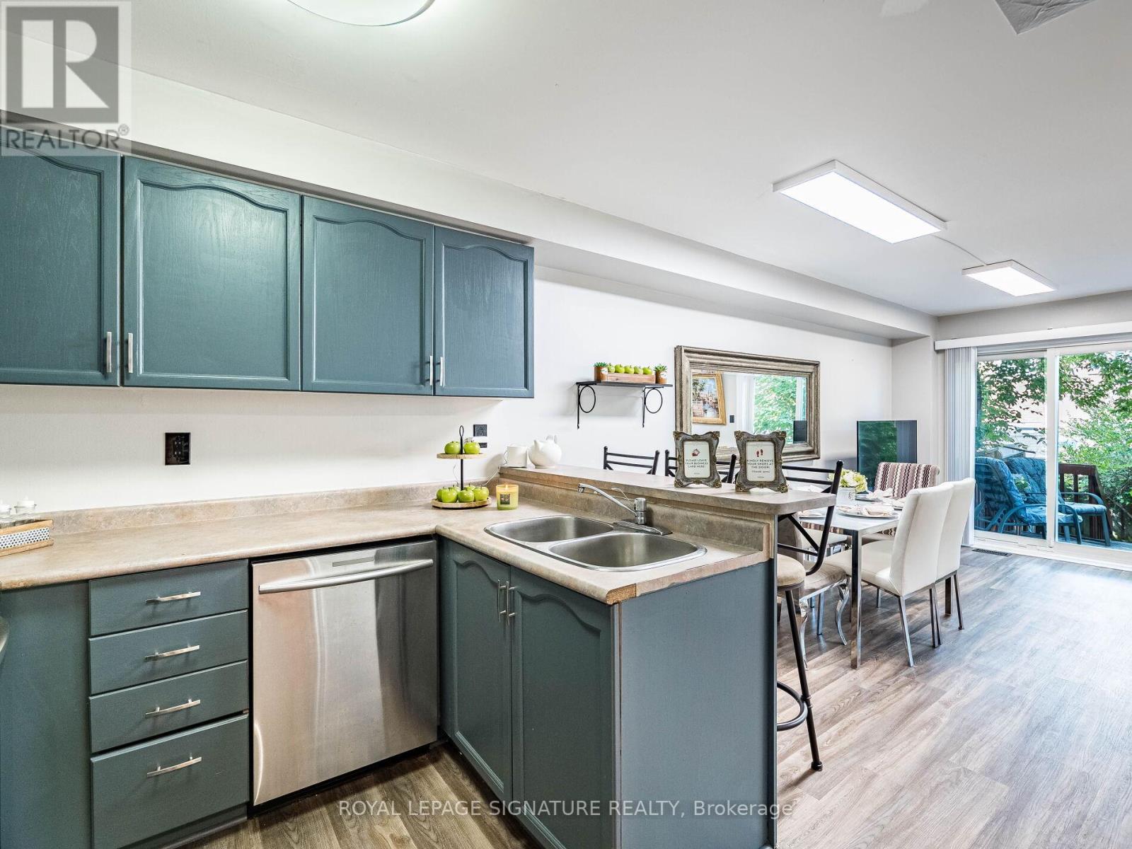 Photo 14 of 152 Lindenshire Avenue, Vaughan ON