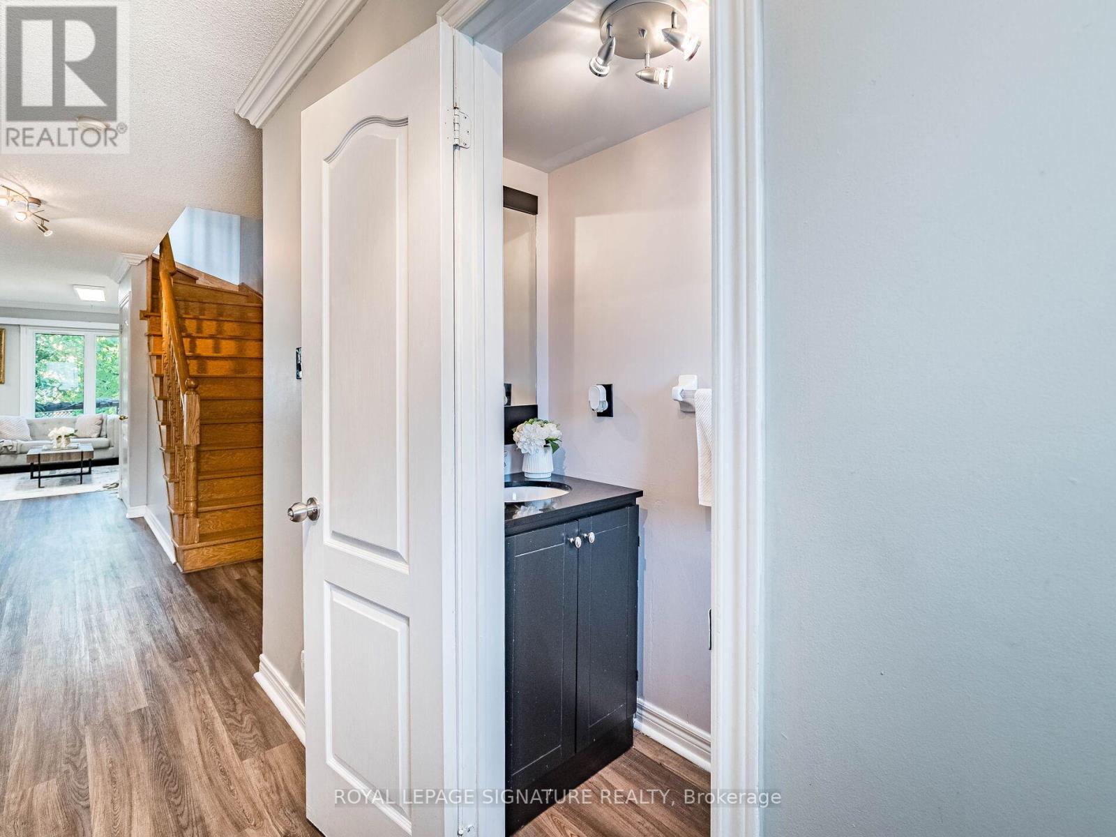 Photo 15 of 152 Lindenshire Avenue, Vaughan ON