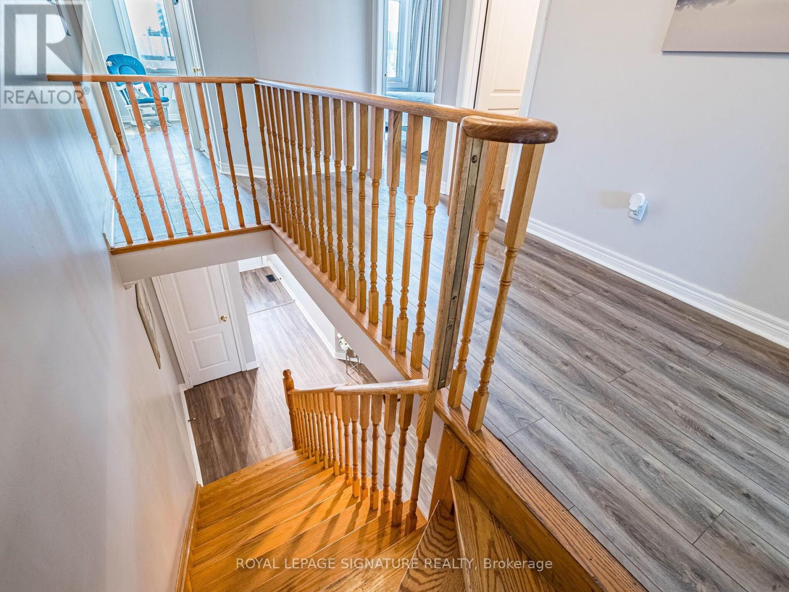 Photo 16 of 152 Lindenshire Avenue, Vaughan ON
