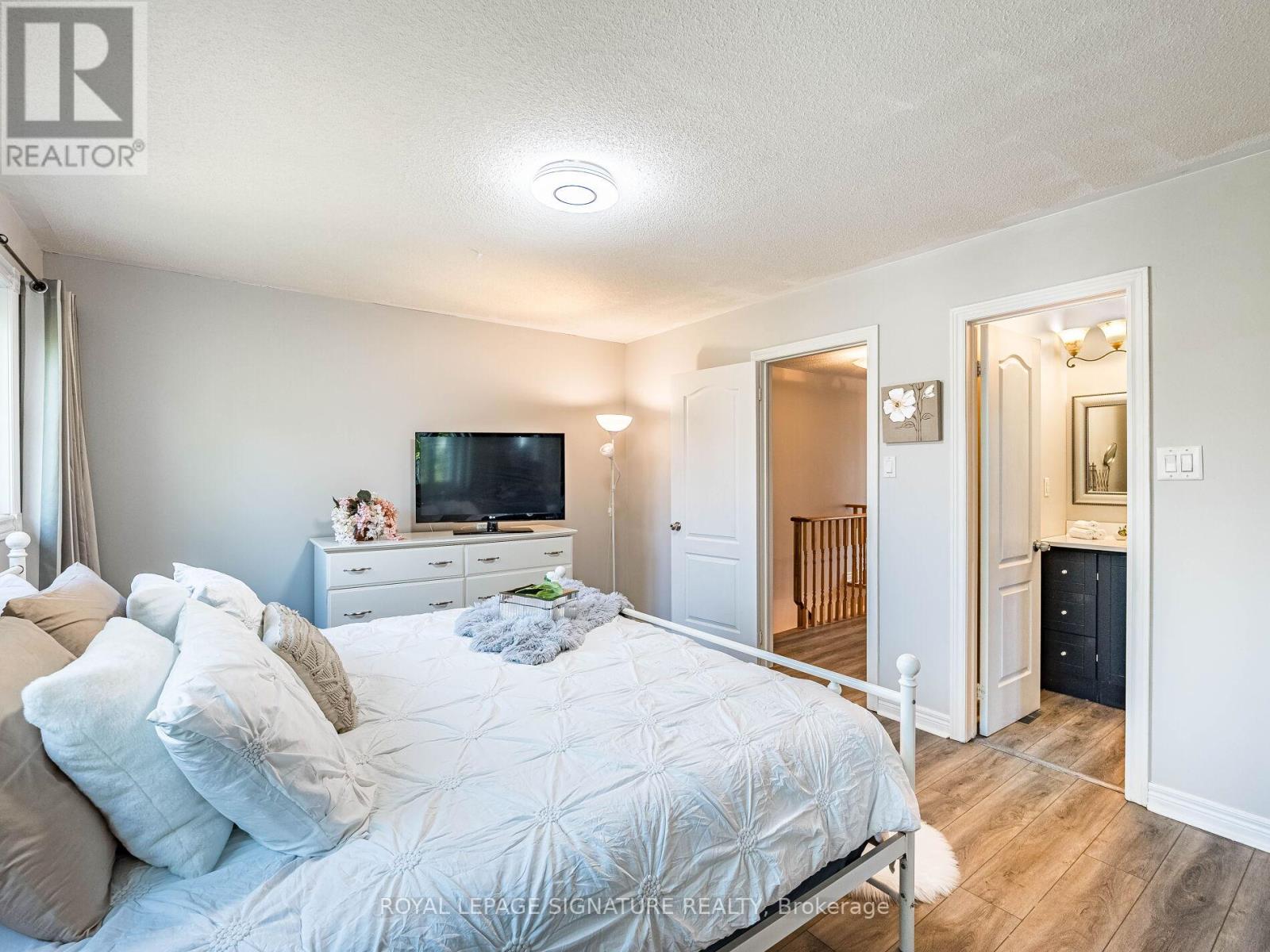 Photo 21 of 152 Lindenshire Avenue, Vaughan ON