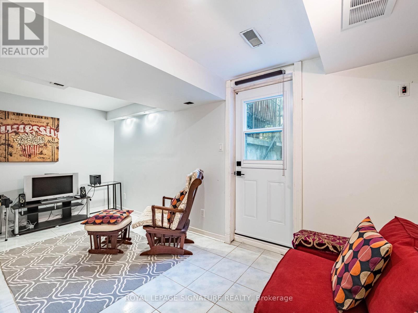 Photo 31 of 152 Lindenshire Avenue, Vaughan ON