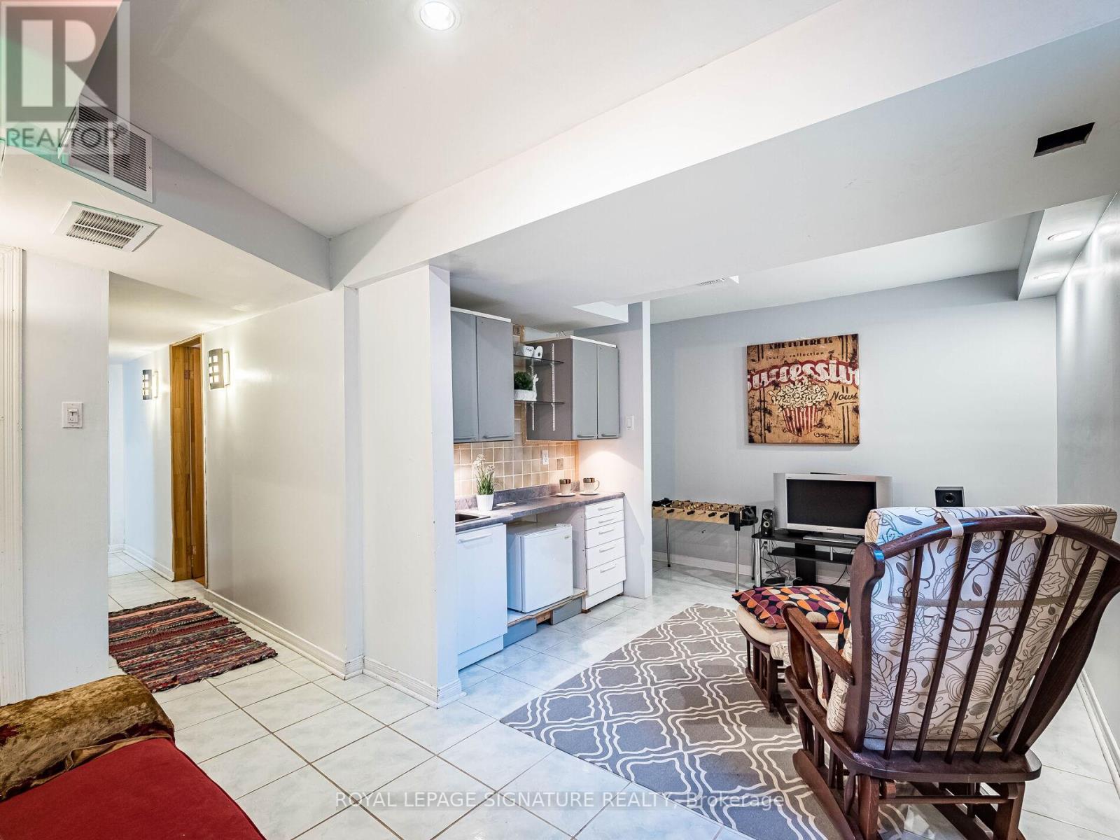 Photo 33 of 152 Lindenshire Avenue, Vaughan ON