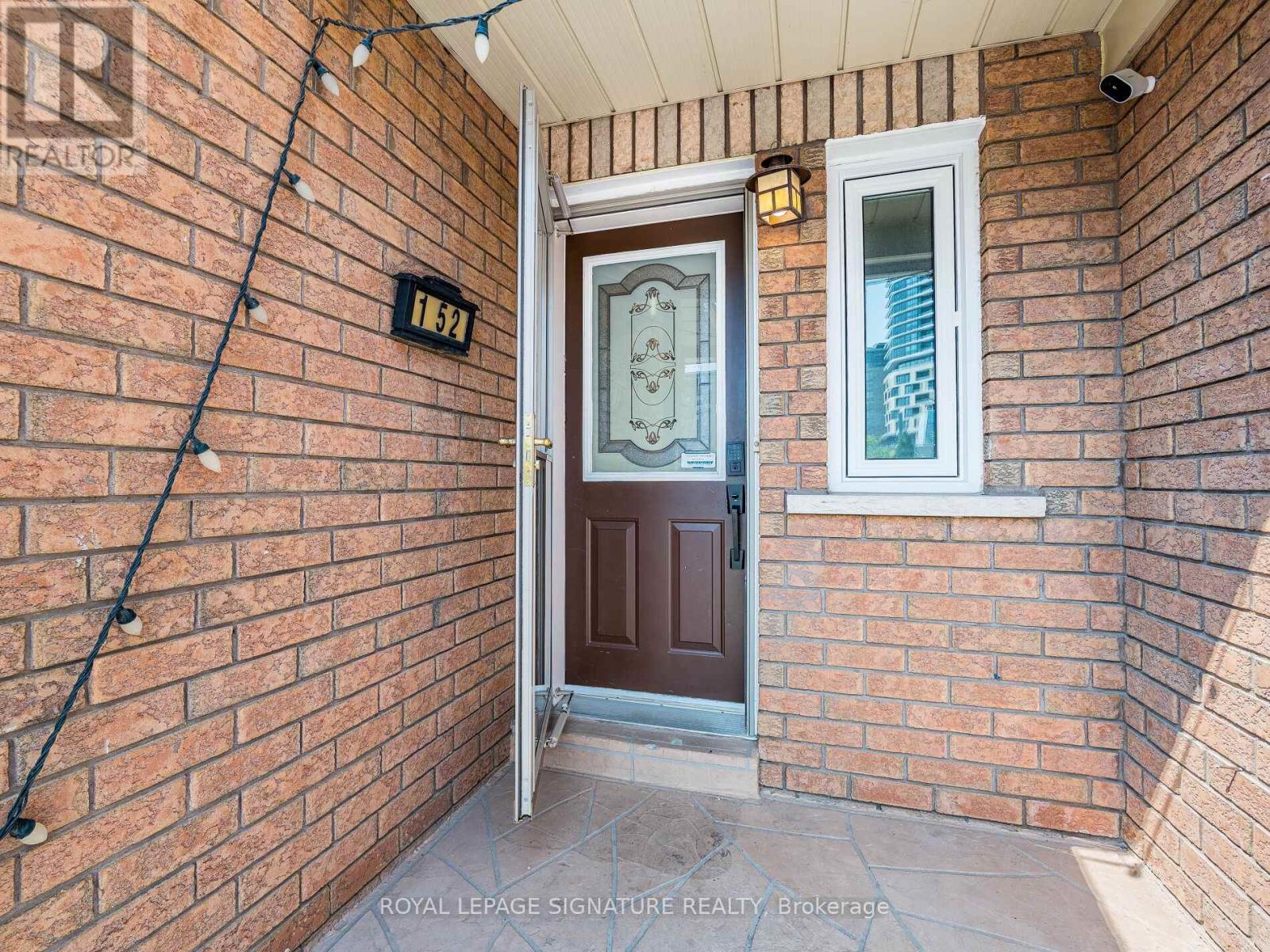 Photo 4 of 152 Lindenshire Avenue, Vaughan ON