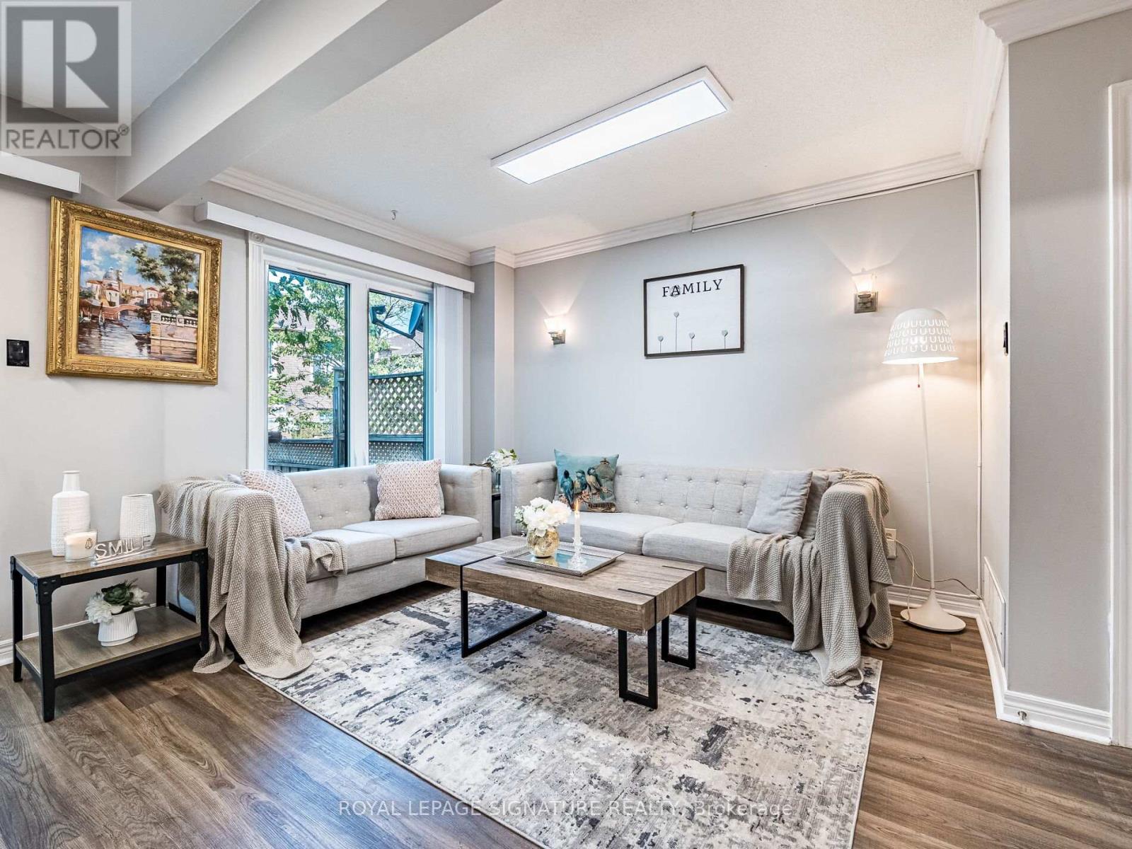 Photo 5 of 152 Lindenshire Avenue, Vaughan ON