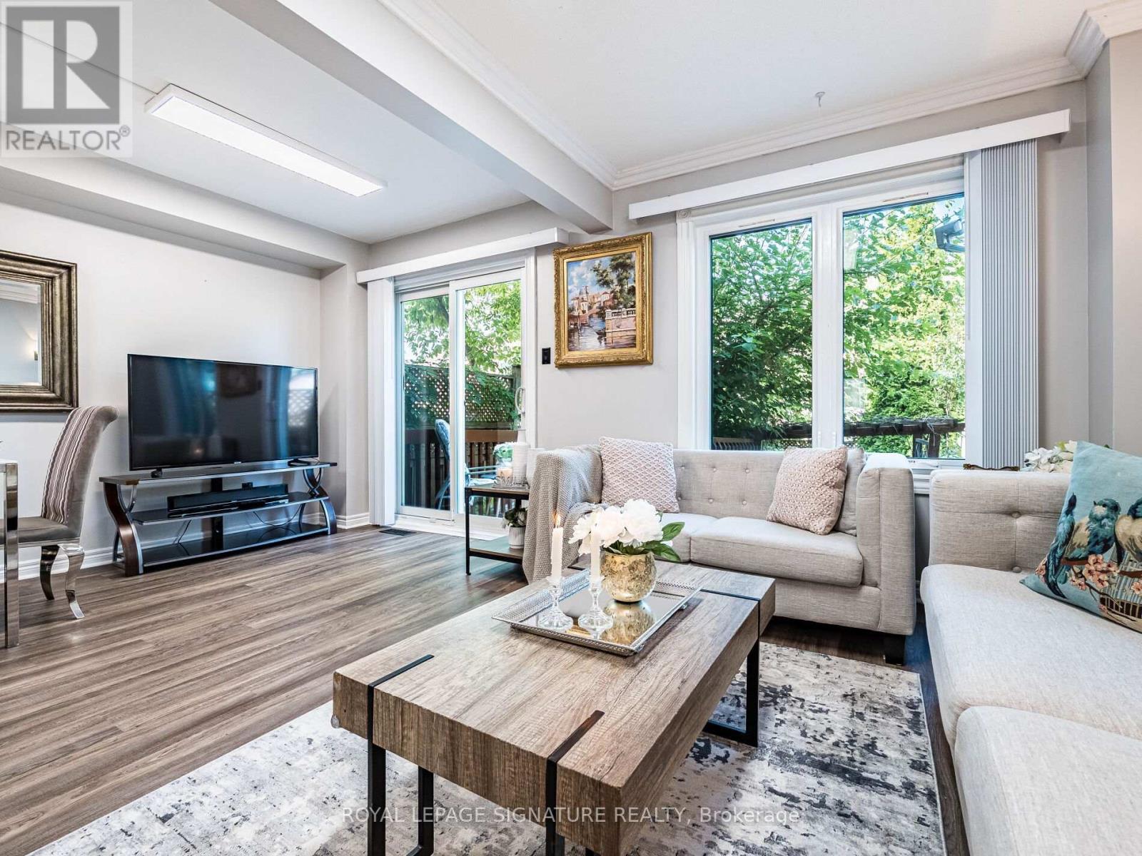 Photo 6 of 152 Lindenshire Avenue, Vaughan ON