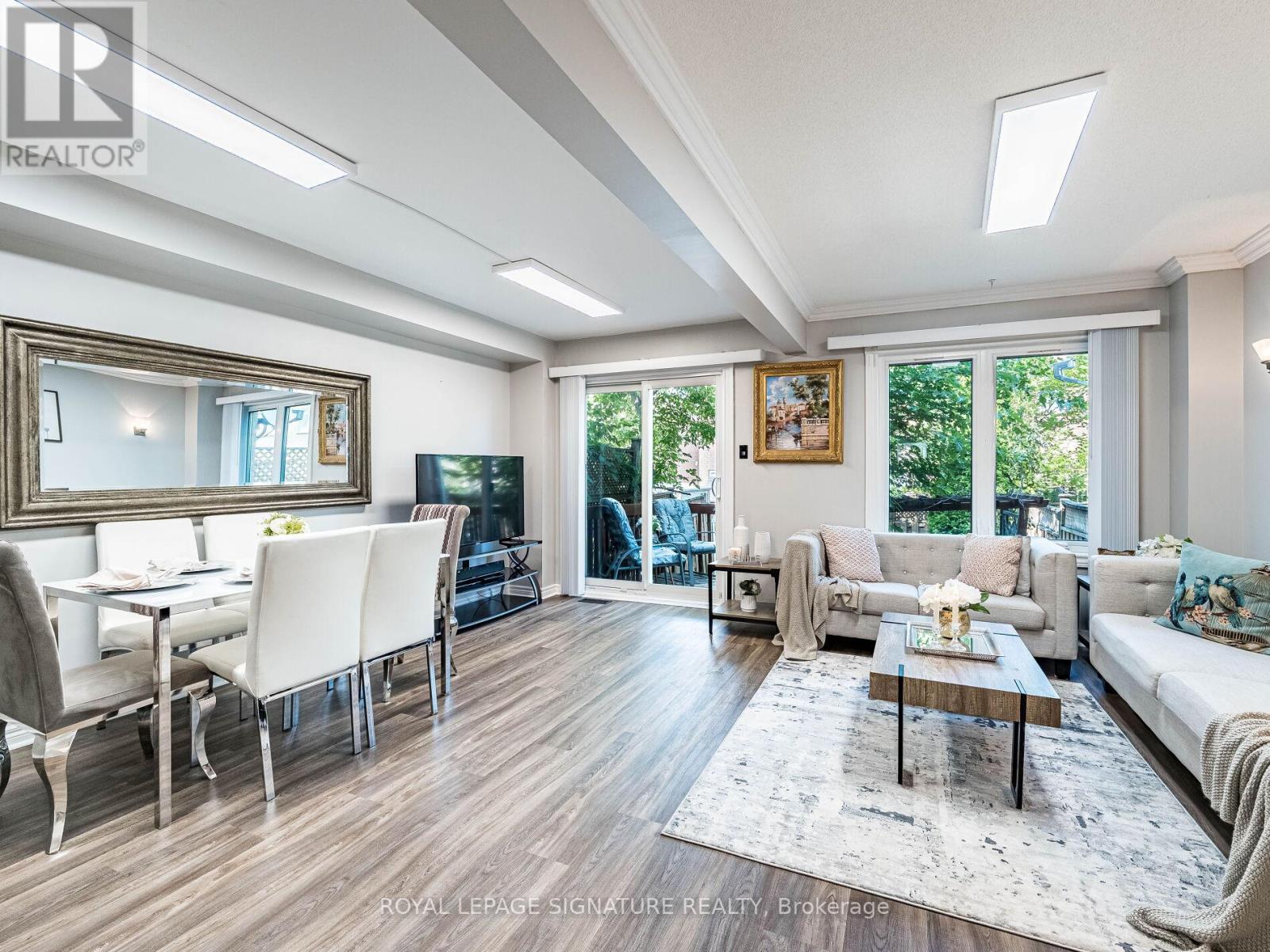 Photo 7 of 152 Lindenshire Avenue, Vaughan ON