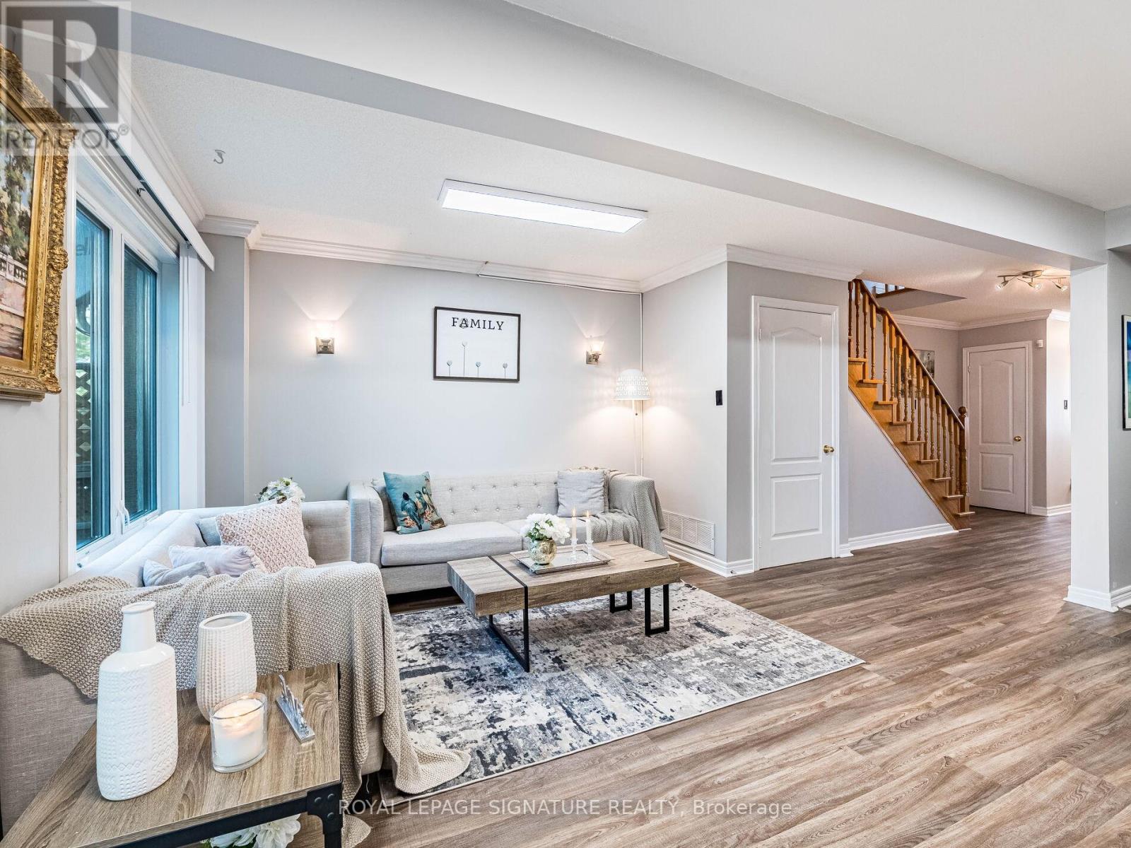 Photo 8 of 152 Lindenshire Avenue, Vaughan ON