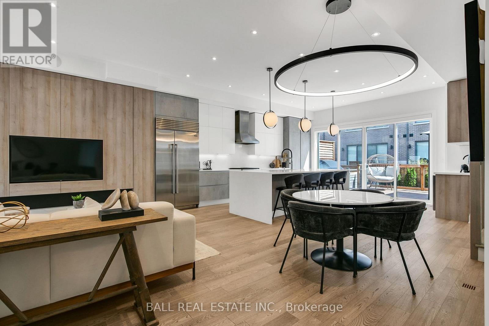 Photo 3 of 255 Smallwood Circle, Vaughan ON