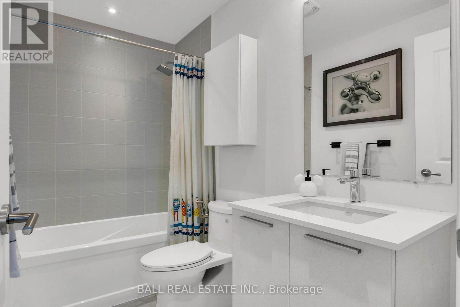 Photo 31 of 255 Smallwood Circle, Vaughan ON