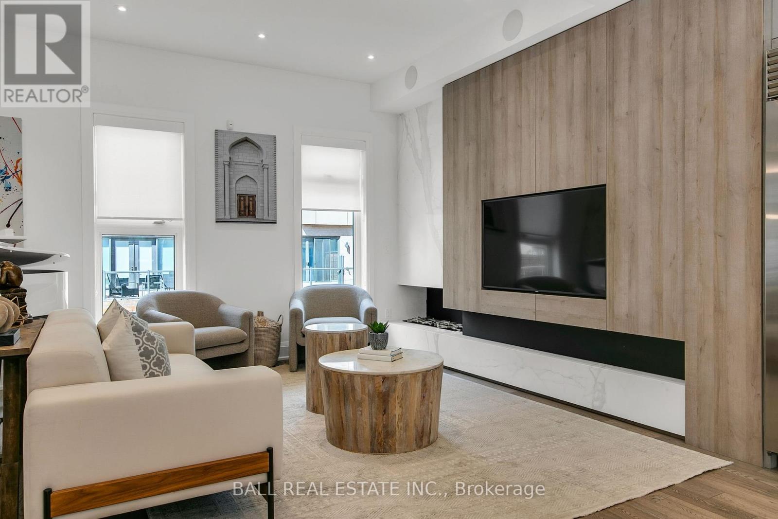 Photo 4 of 255 Smallwood Circle, Vaughan ON