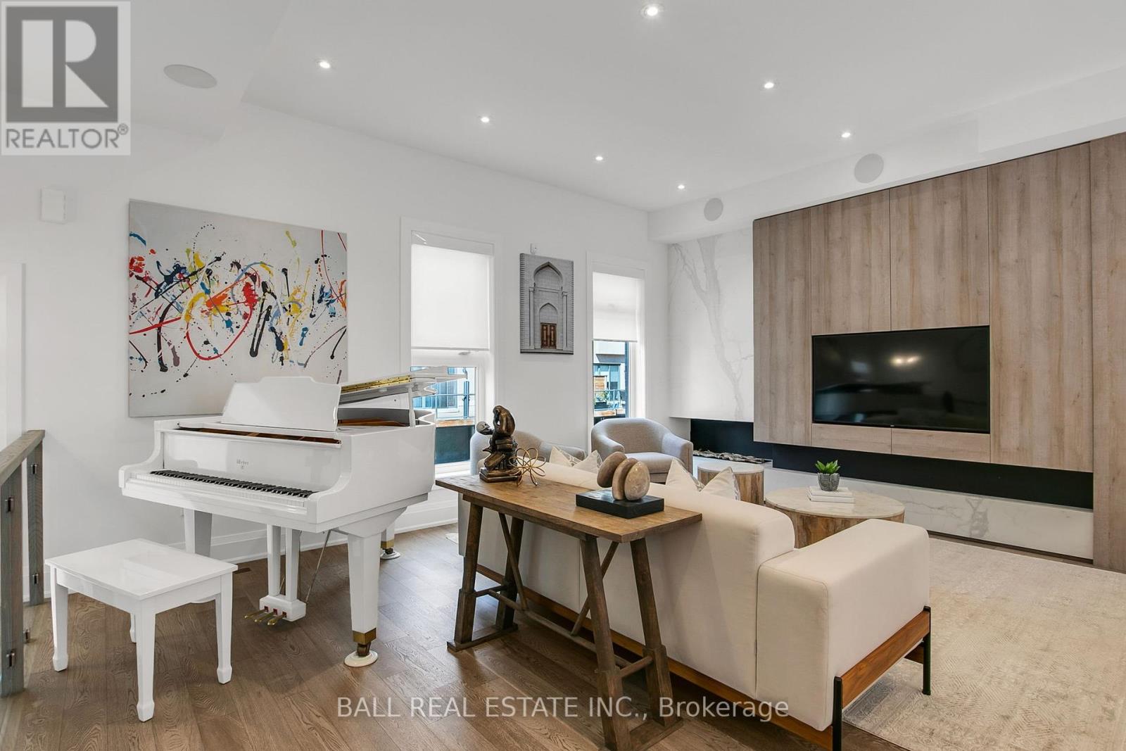 Photo 9 of 255 Smallwood Circle, Vaughan ON