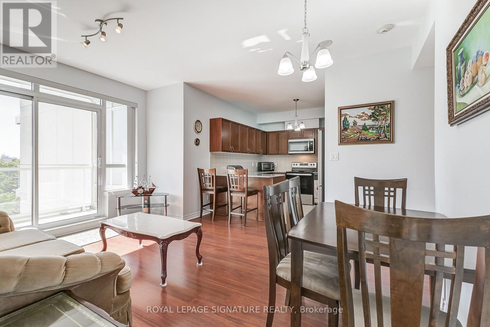 Photo 15 of 320 3865 Lake Shore Boulevard W, Toronto ON