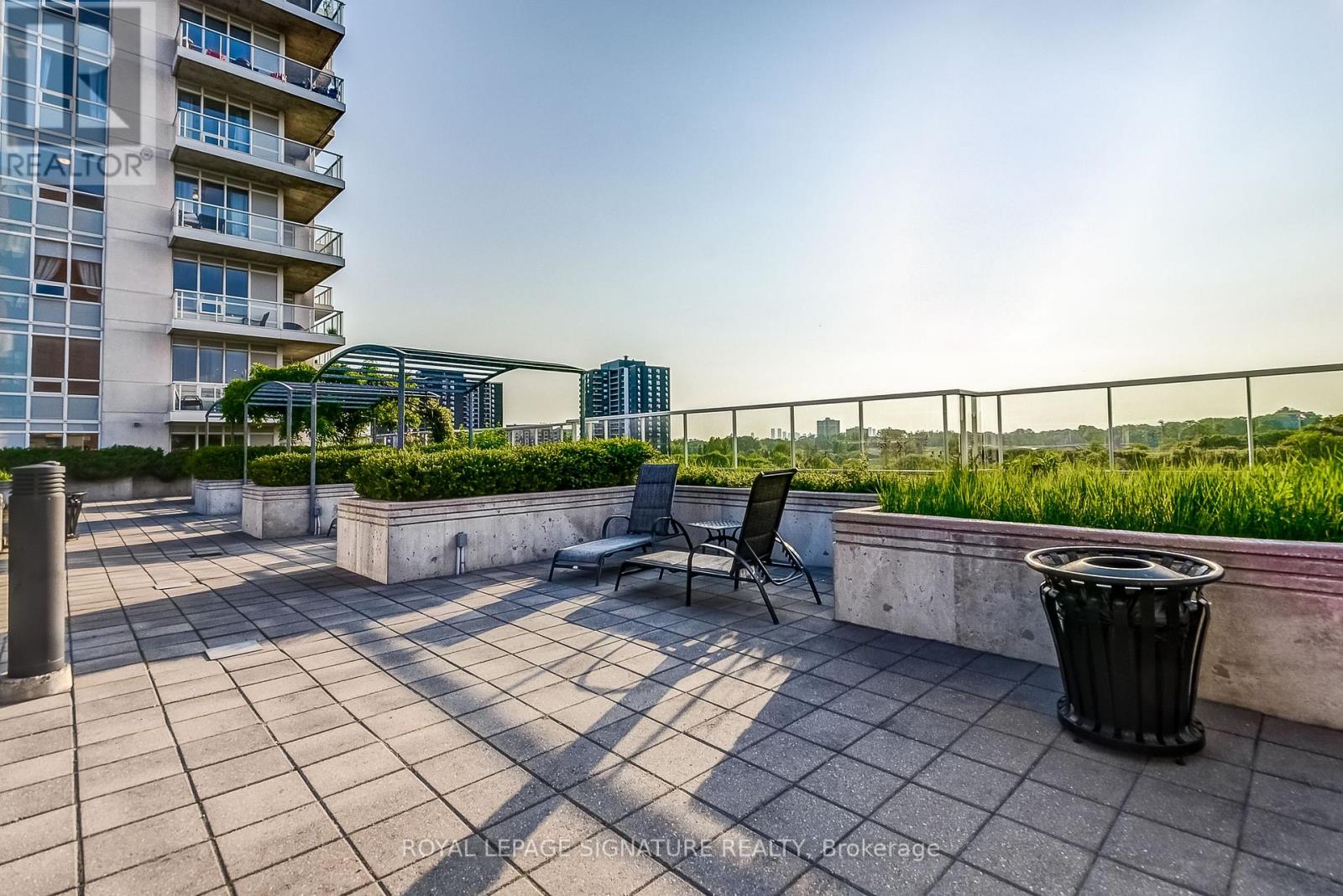 Photo 45 of 320 3865 Lake Shore Boulevard W, Toronto ON