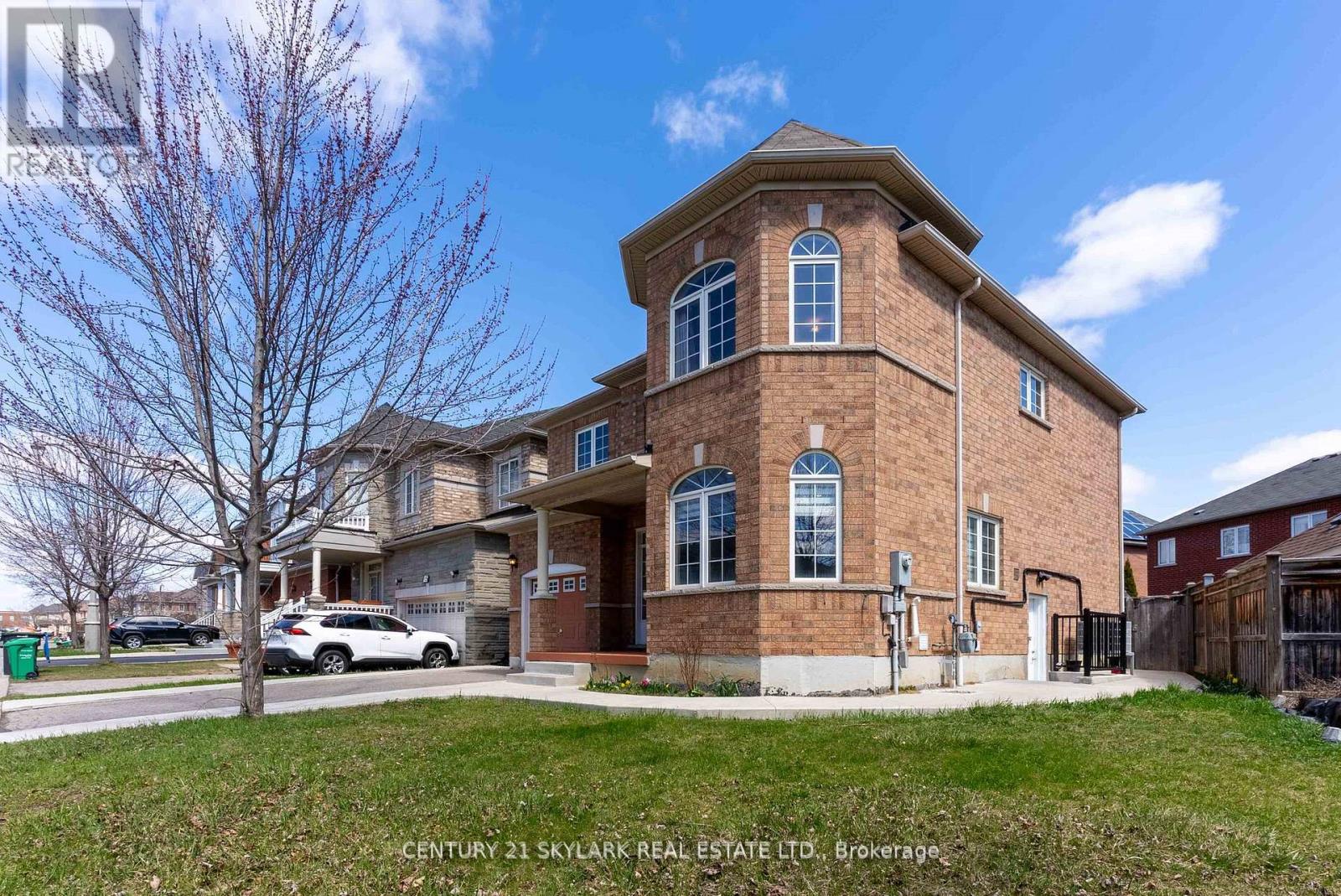 Photo 2 of 13 Ledgerock Road, Brampton ON