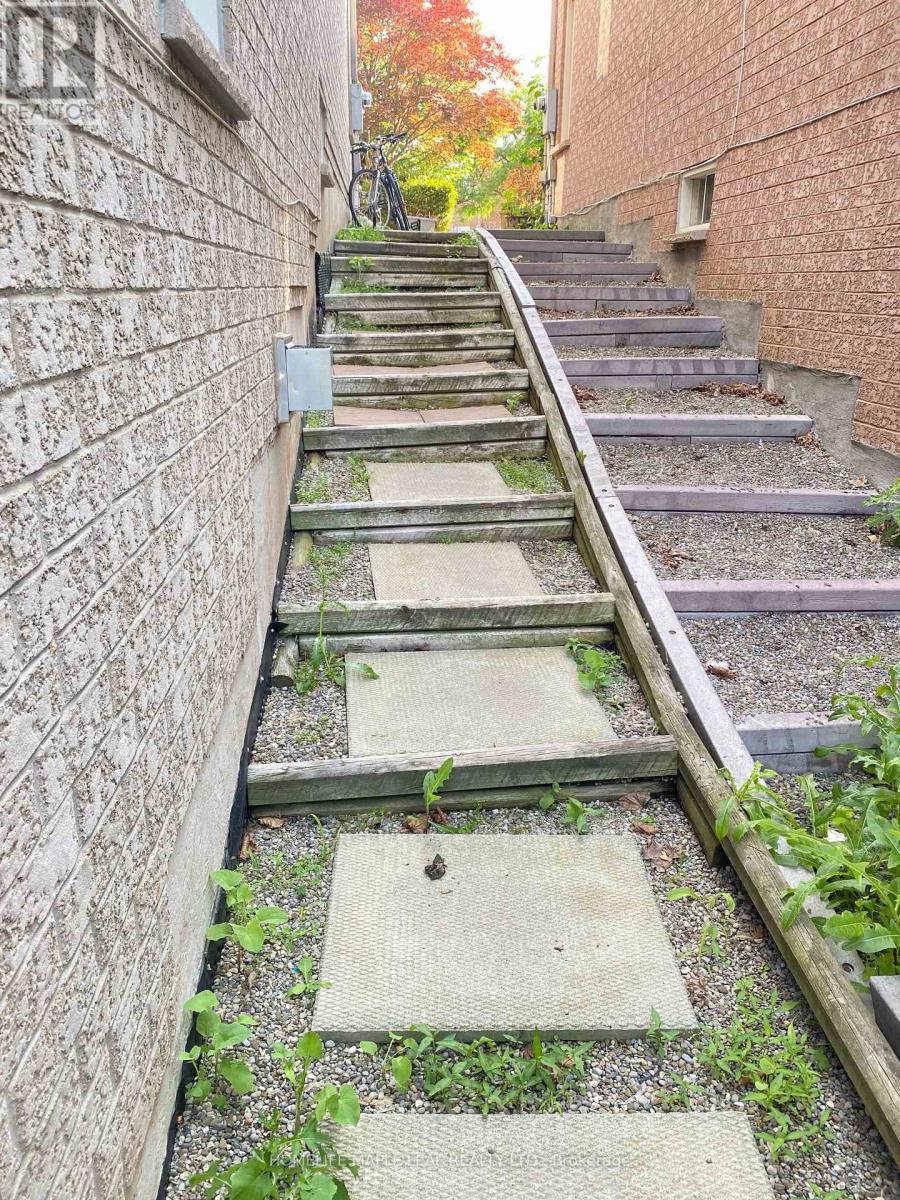 Photo 17 of 7266 Sandhurst Drive N, Mississauga ON