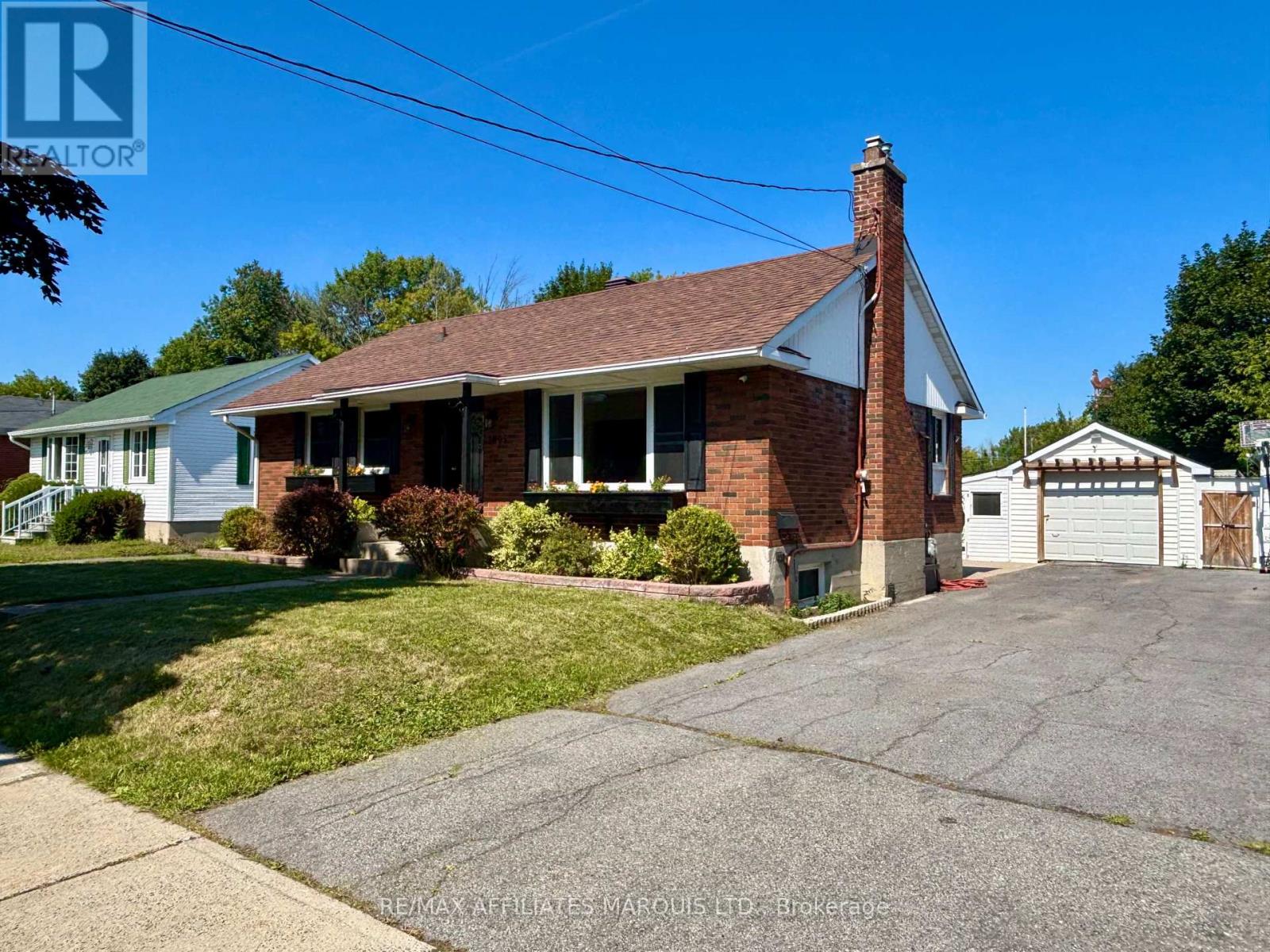 Photo 2 of 1005 Leonard Avenue, Cornwall ON
