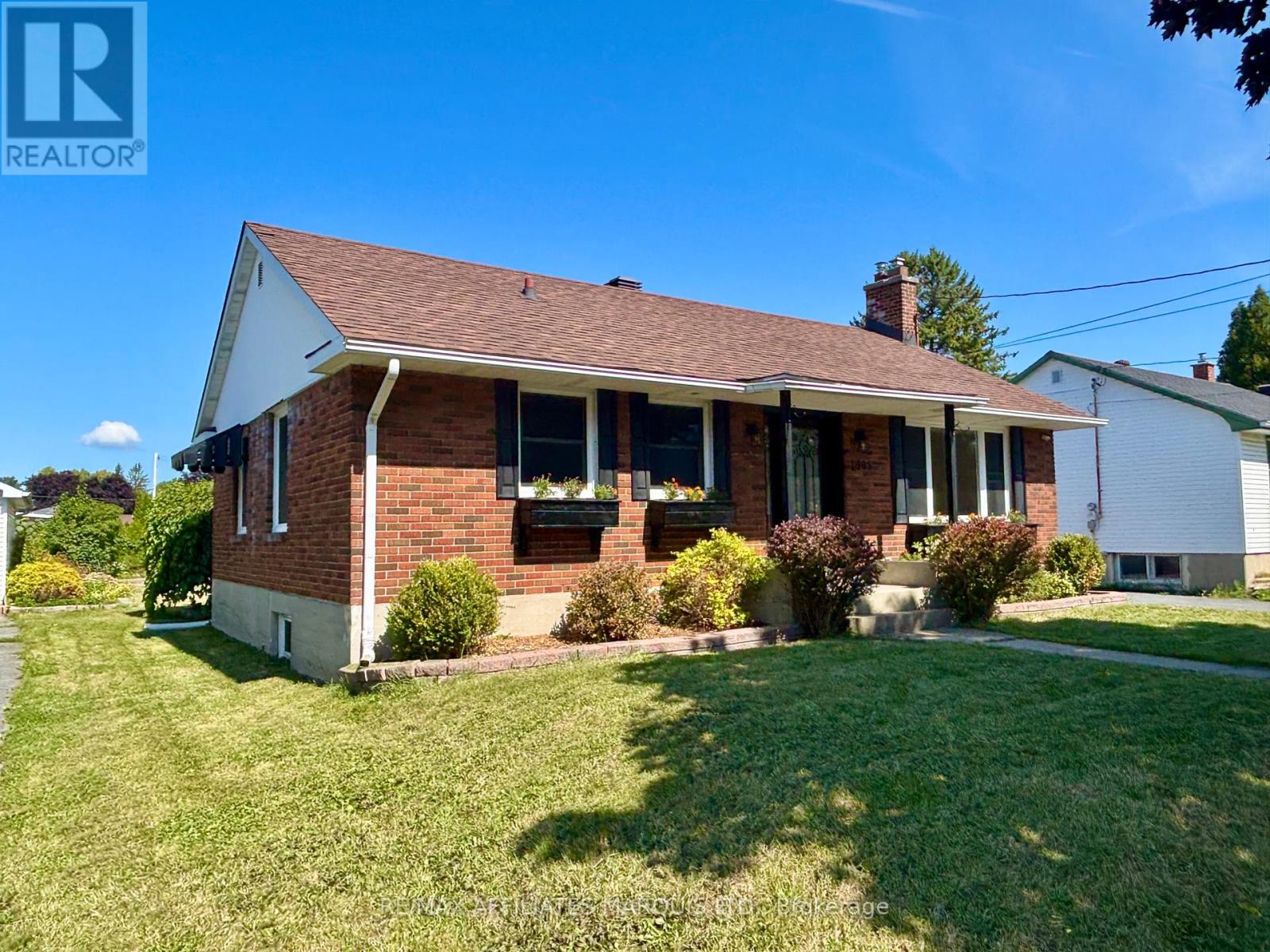 Photo 3 of 1005 Leonard Avenue, Cornwall ON