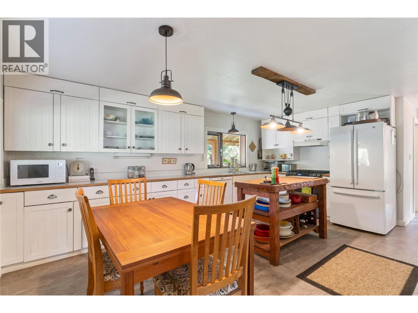 Photo 8 of 3590 50 Street Ne, Salmon Arm BC