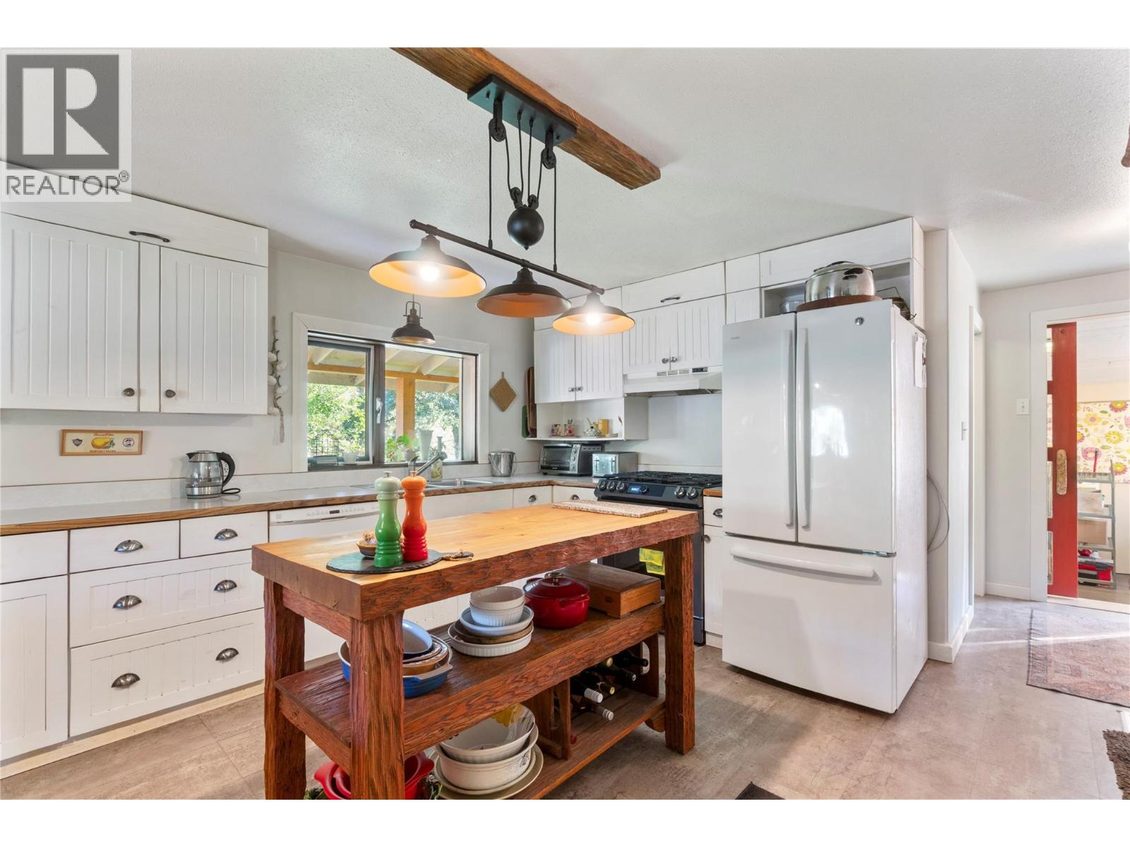 Photo 10 of 3590 50 Street Ne, Salmon Arm BC
