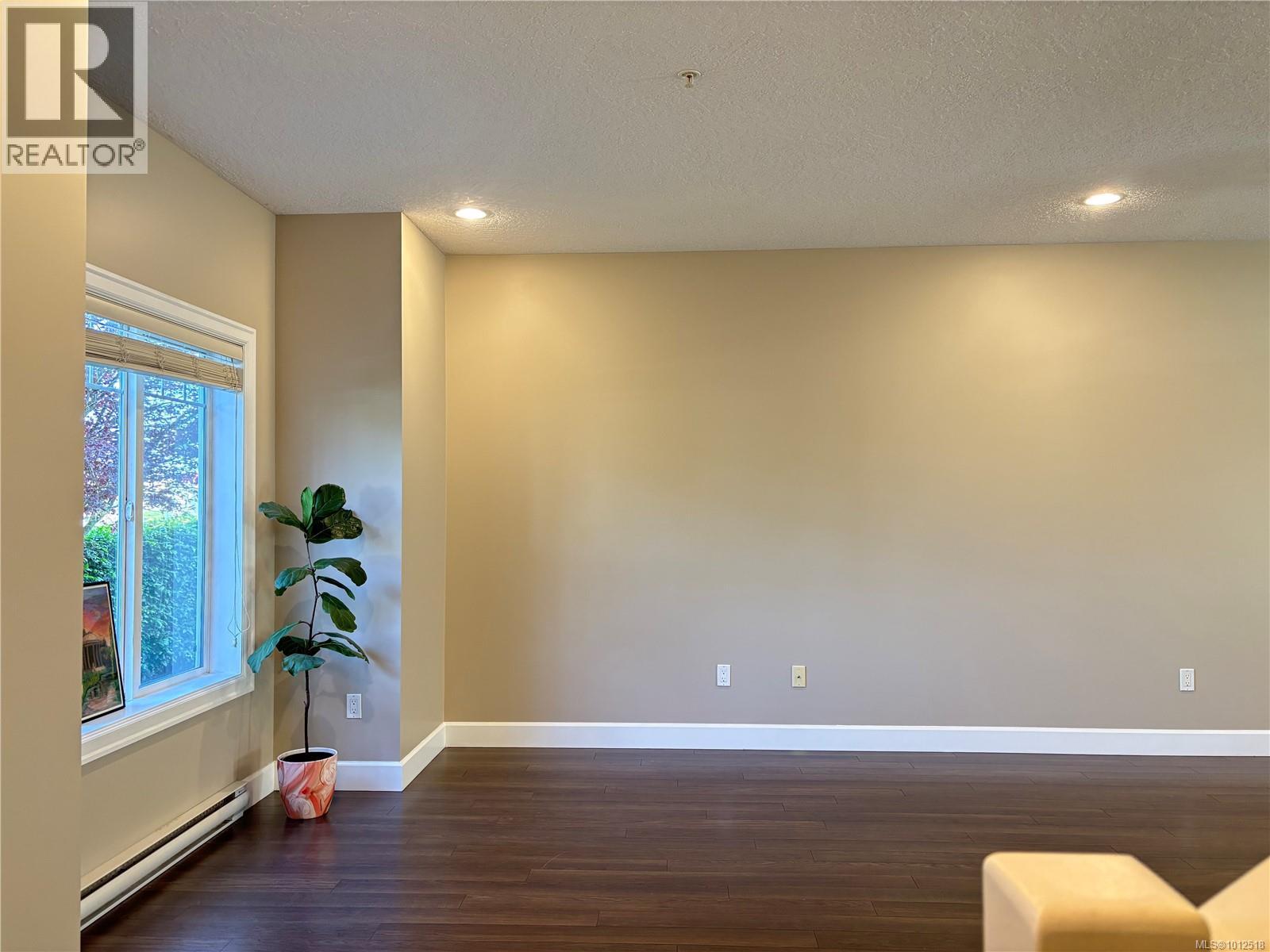 Photo 3 of 103 499 Milton St, Nanaimo BC