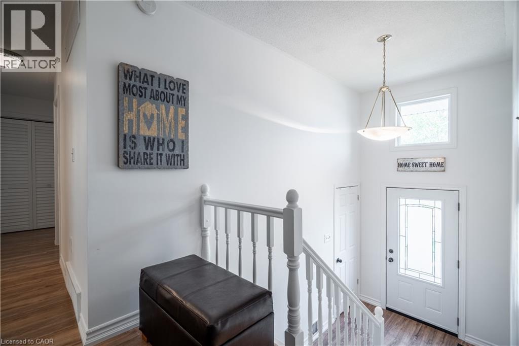 Photo 4 of 34 Palm Court, Stoney Creek ON