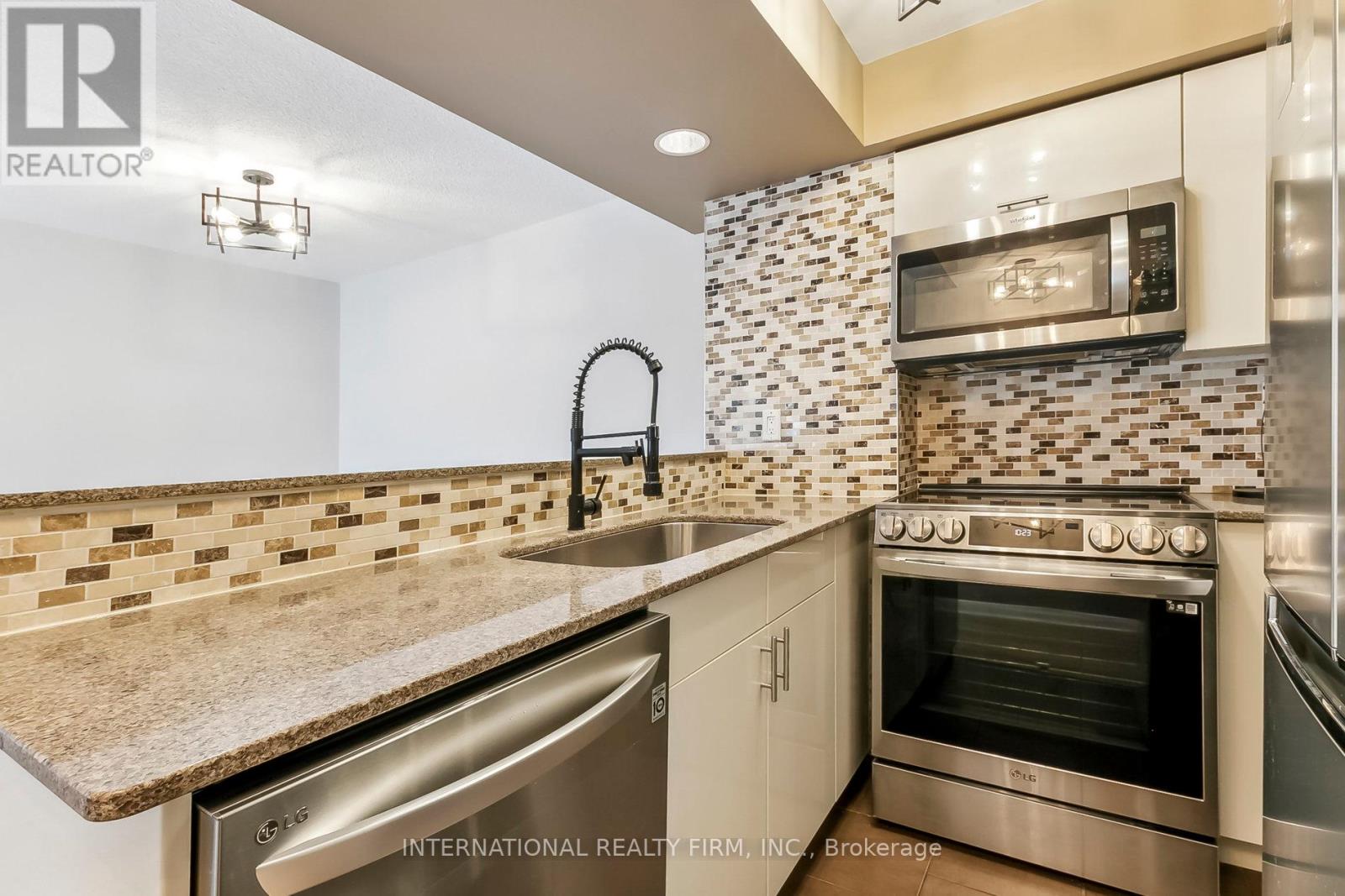 Photo 15 of 628 801 King Street W, Toronto ON