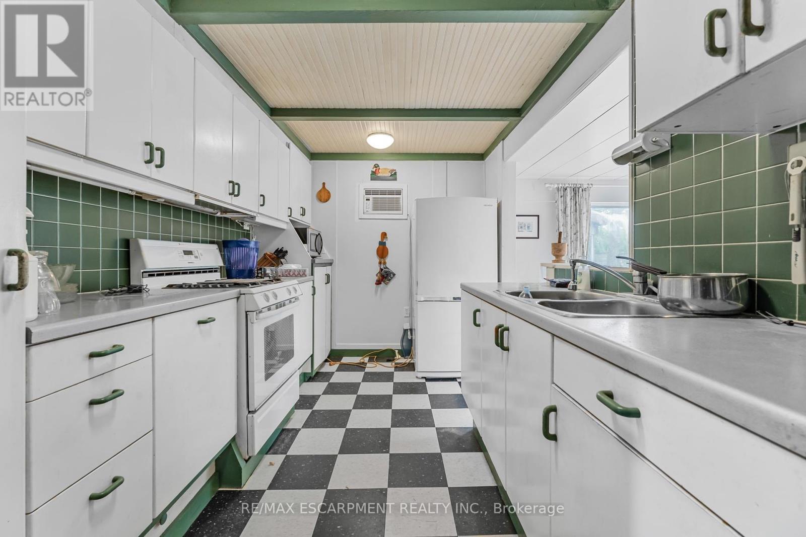 Photo 17 of 614 Golf Club Road, Hamilton ON