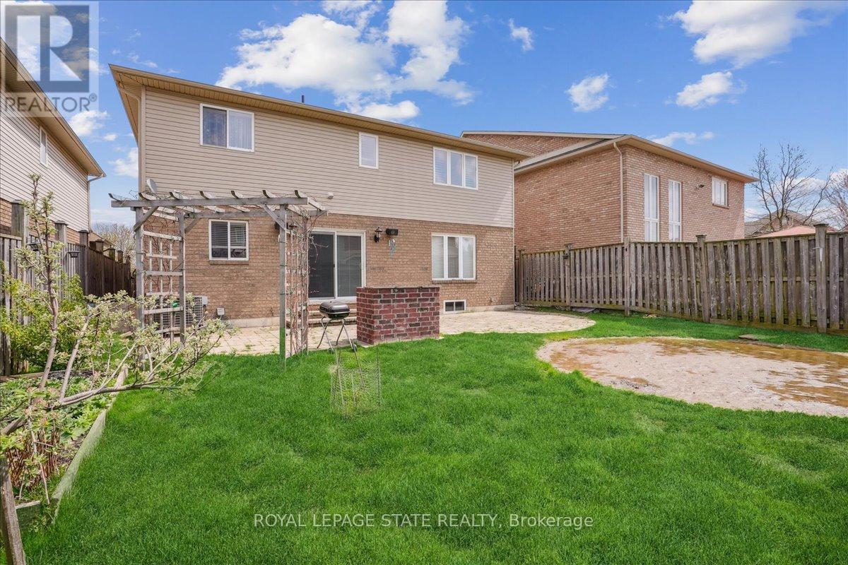 Photo 38 of 7 Bocelli Crescent, Hamilton ON