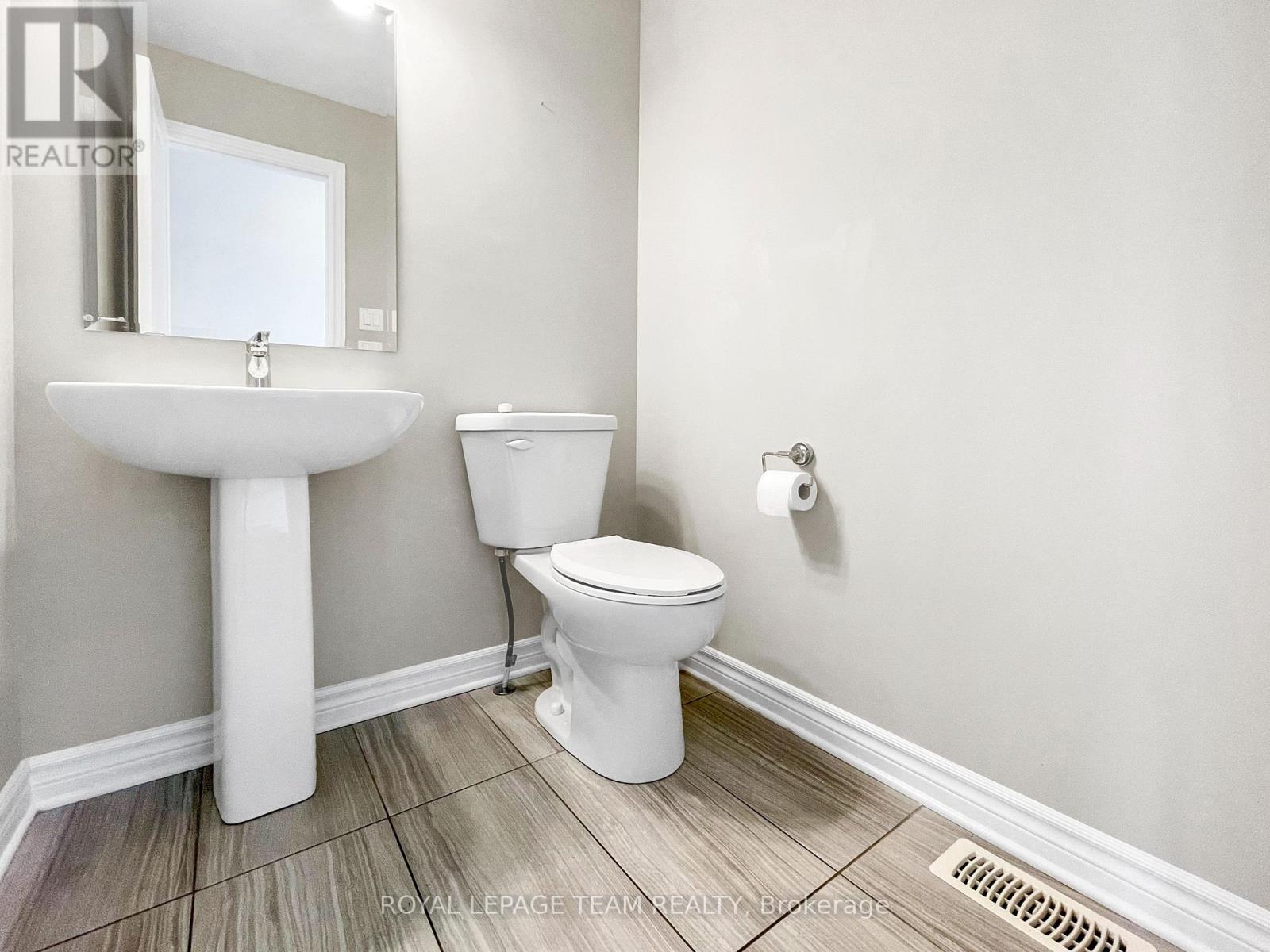 Photo 18 of 670 Decoeur Drive, Ottawa ON