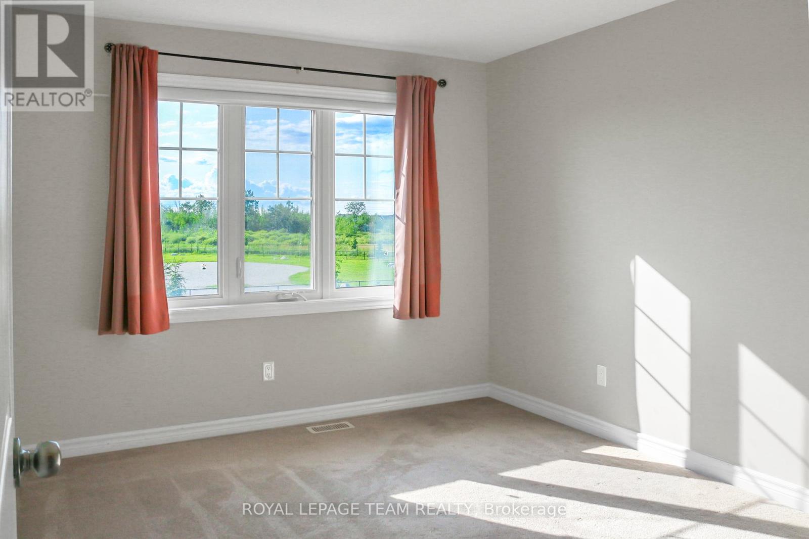 Photo 25 of 670 Decoeur Drive, Ottawa ON