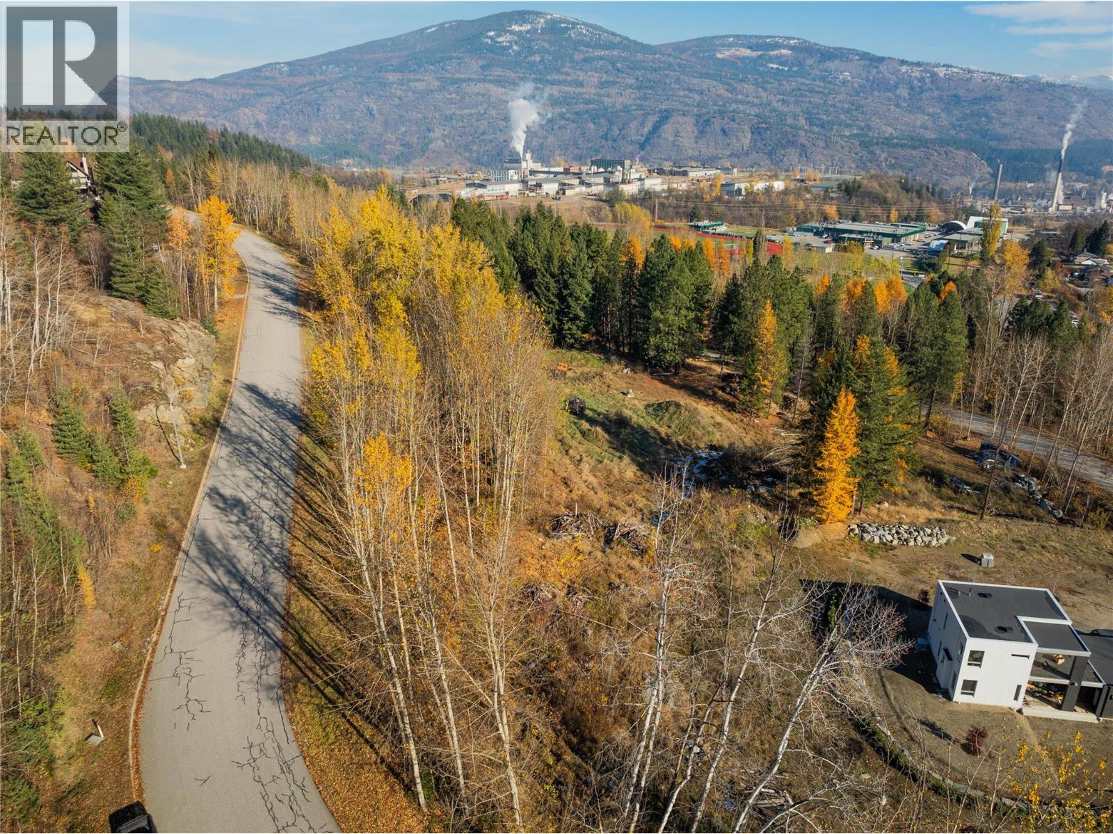 Photo 4 of 220 Whitman Way, Warfield BC