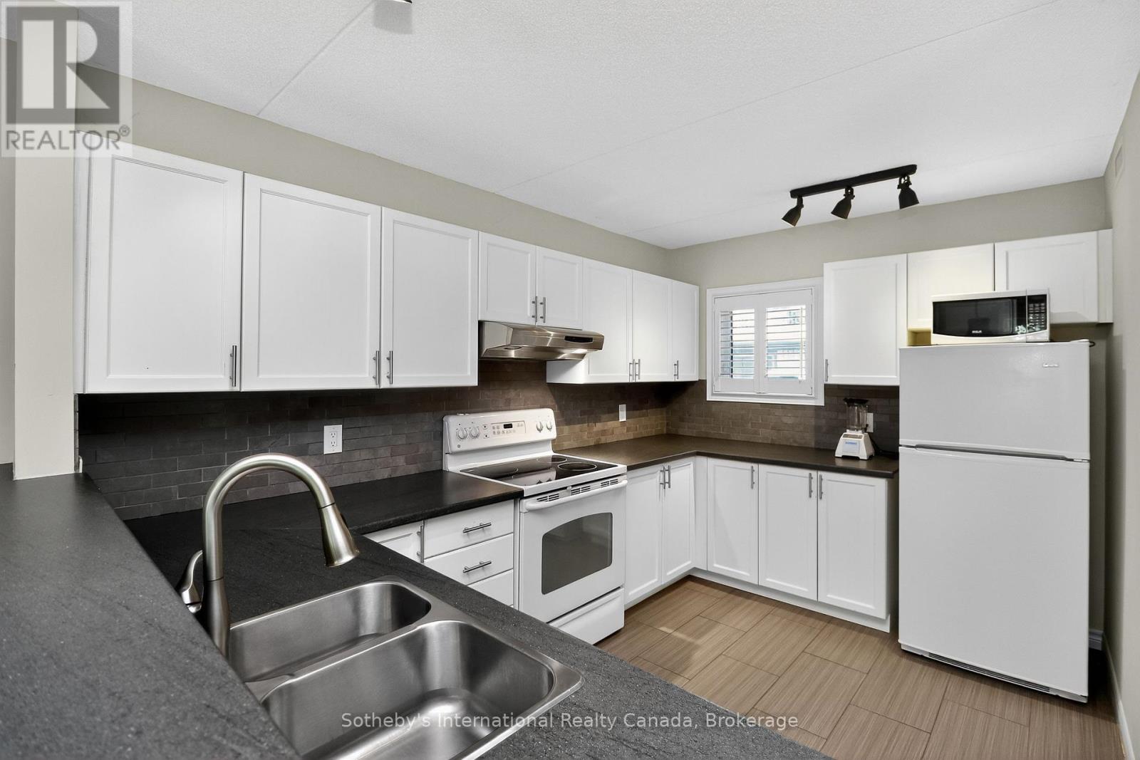 Photo 14 of 388 Mariners Way, Collingwood ON