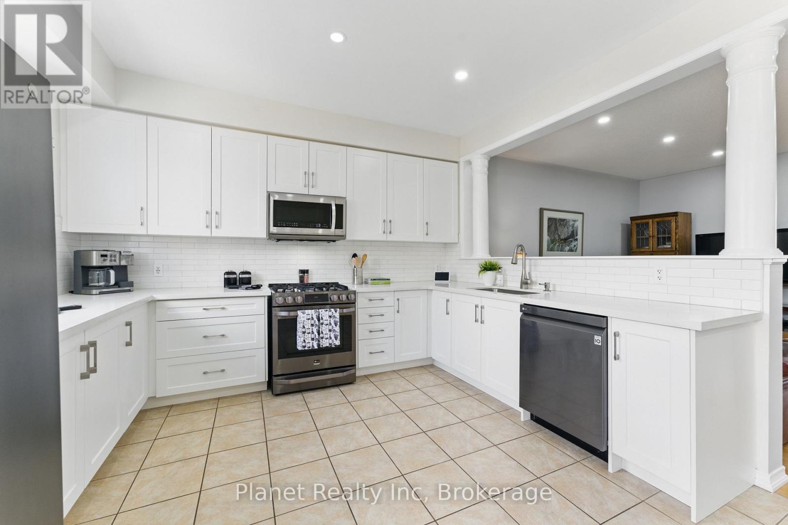 Photo 11 of 9 651 Farmstead Drive, Milton ON