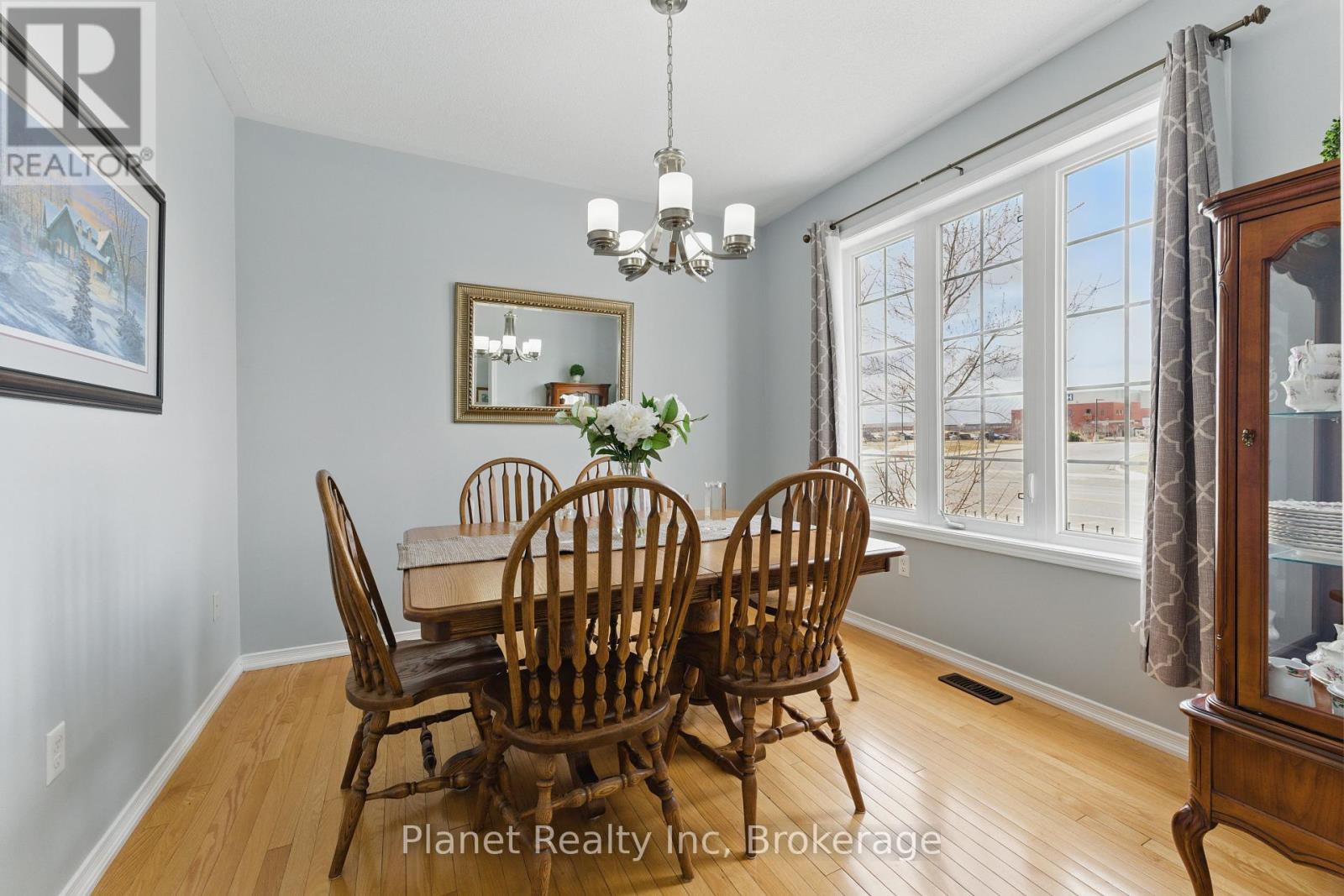 Photo 6 of 9 651 Farmstead Drive, Milton ON