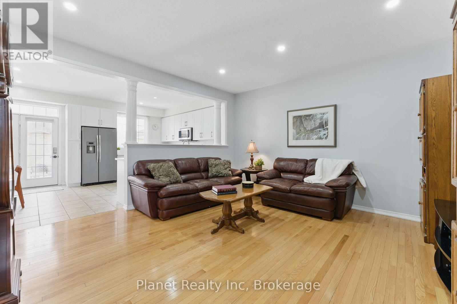 Photo 7 of 9 651 Farmstead Drive, Milton ON