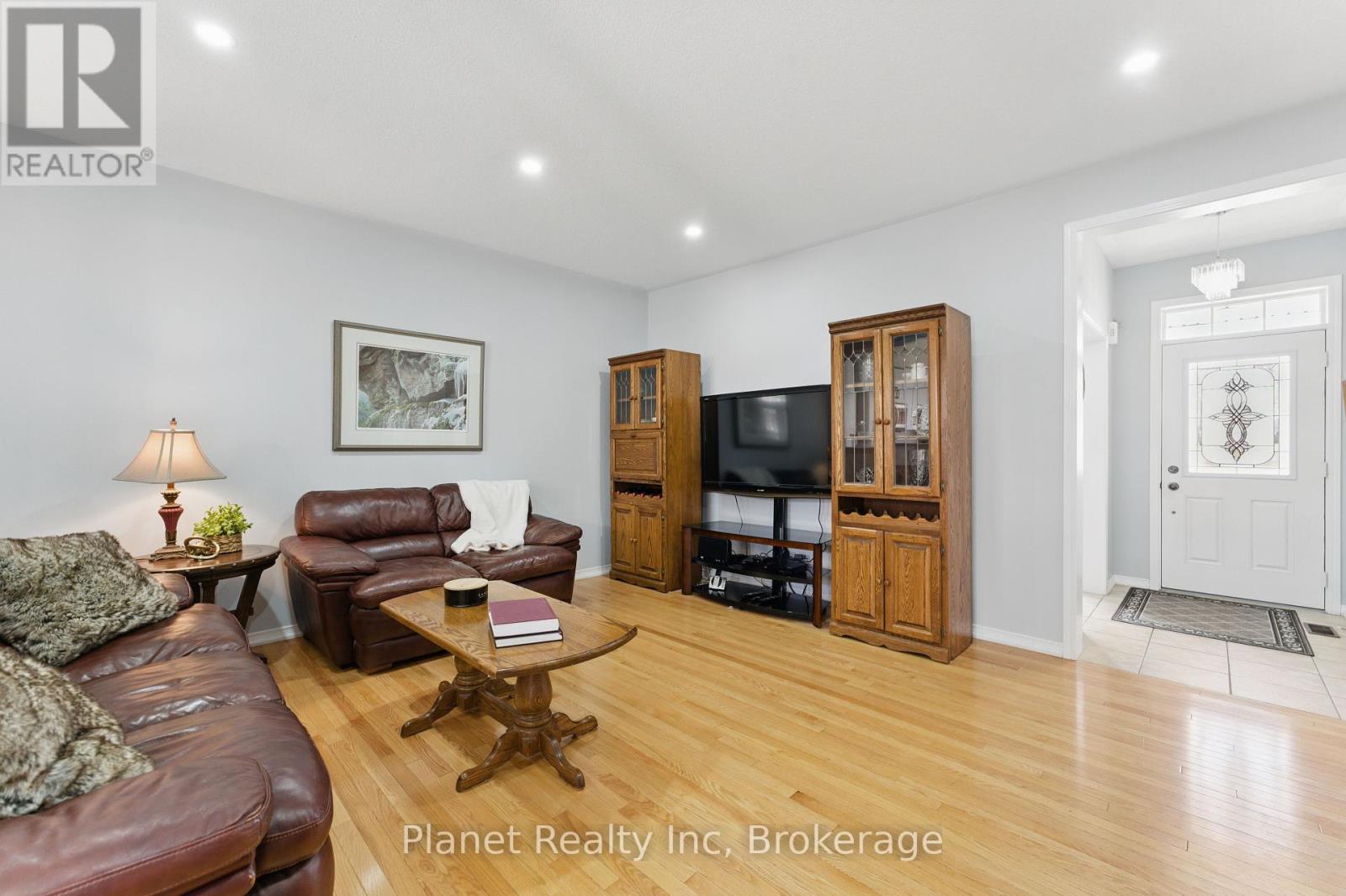 Photo 8 of 9 651 Farmstead Drive, Milton ON